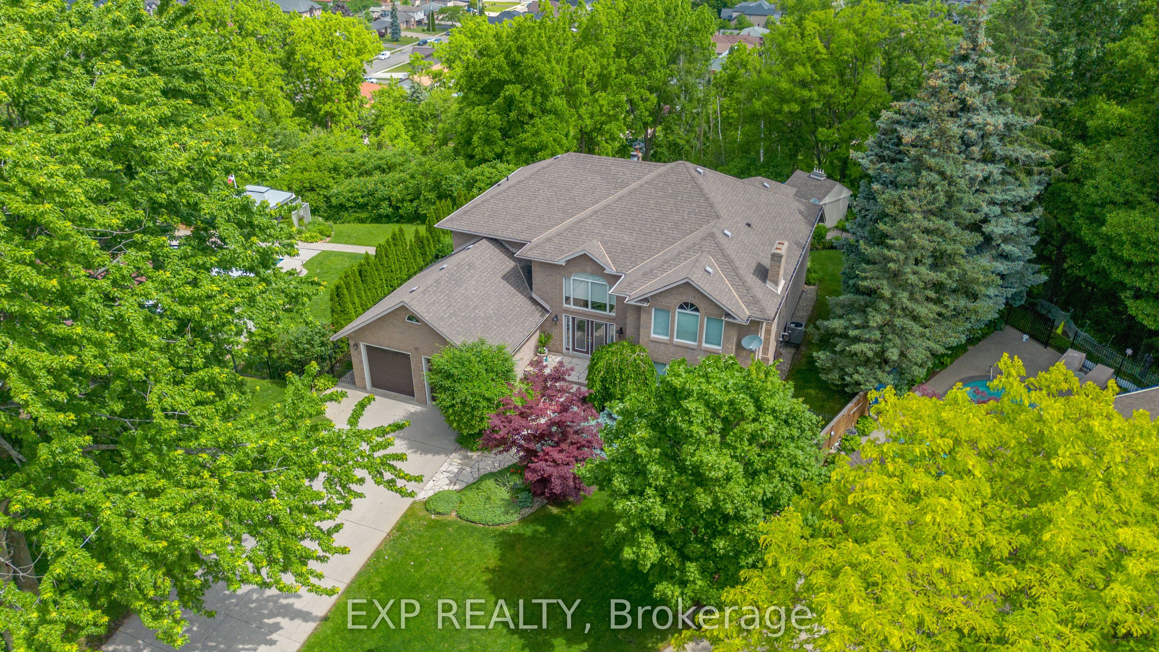 22 Burt Court, Hamilton, On L8g 3h4