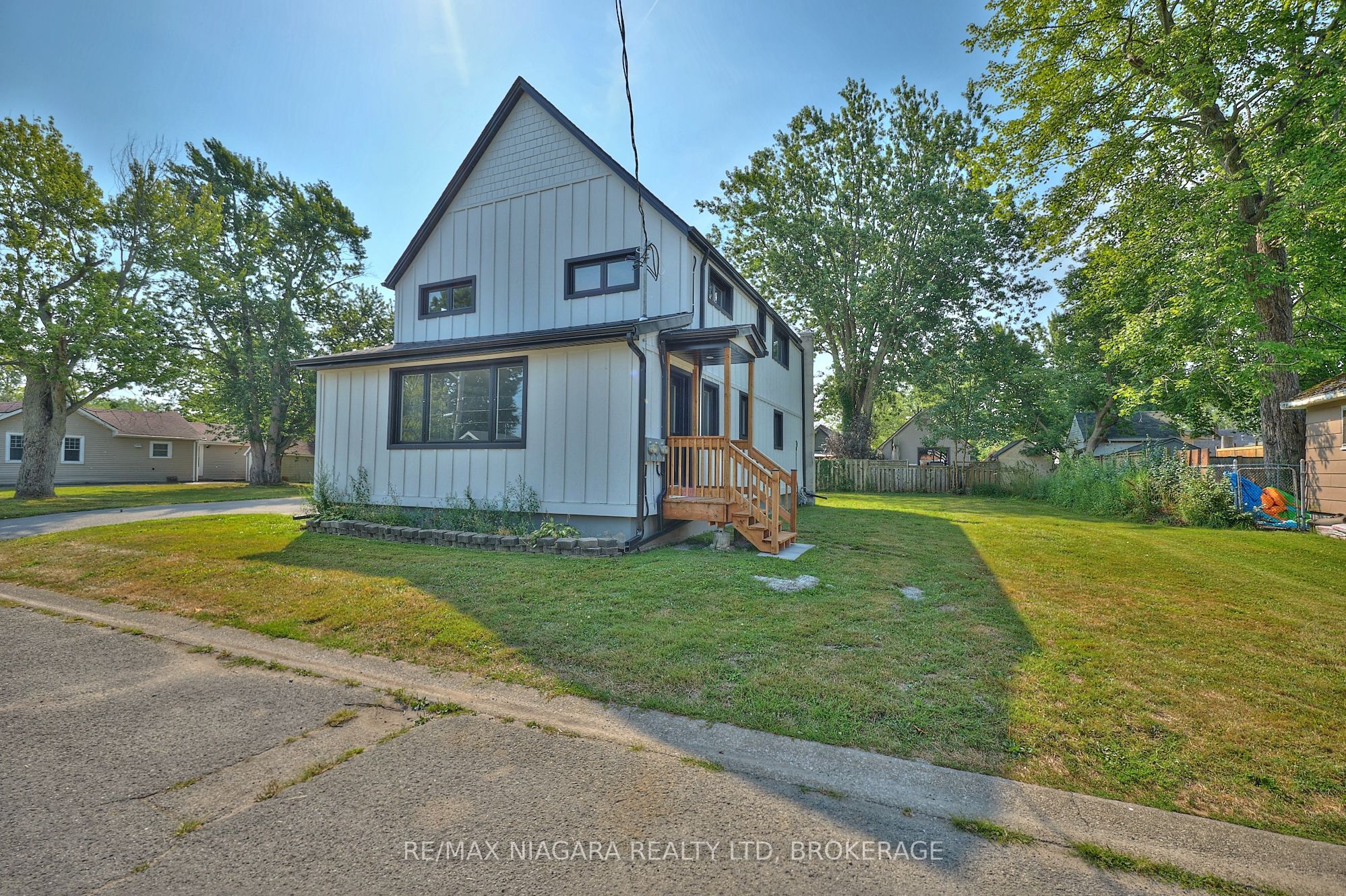 19 Maccabee Avenue Lower, Fort Erie, On L2a 1c7