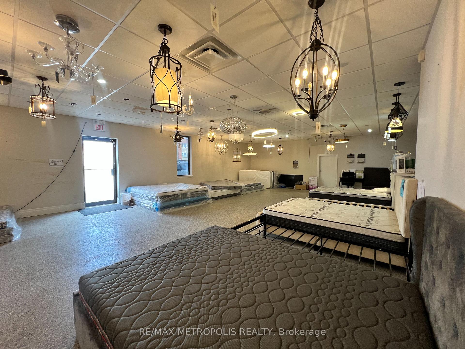 551 York Street Showroom, London East, On N6b 1r6