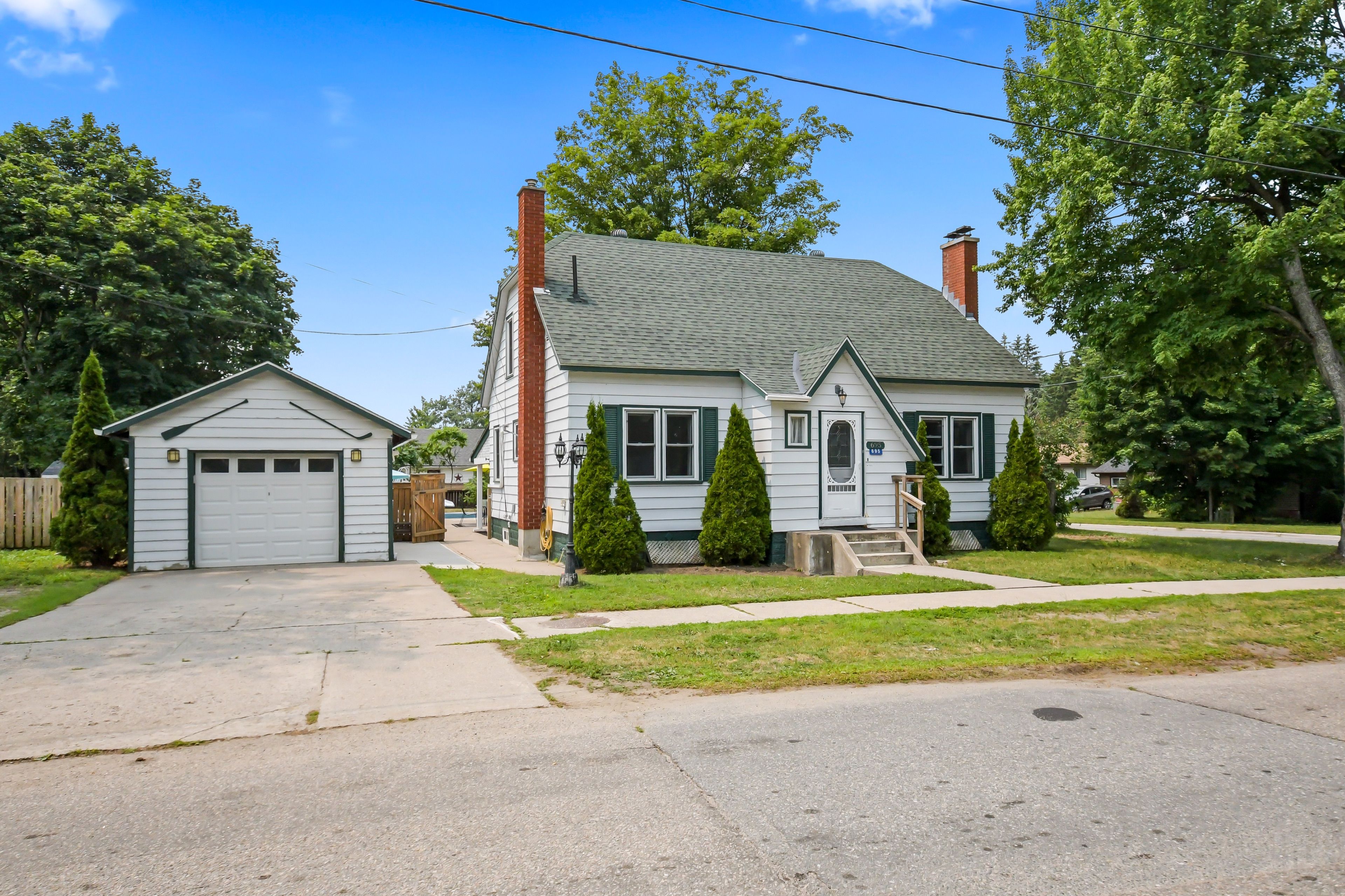 695 John Street N, Gravenhurst, On P1p 1e6