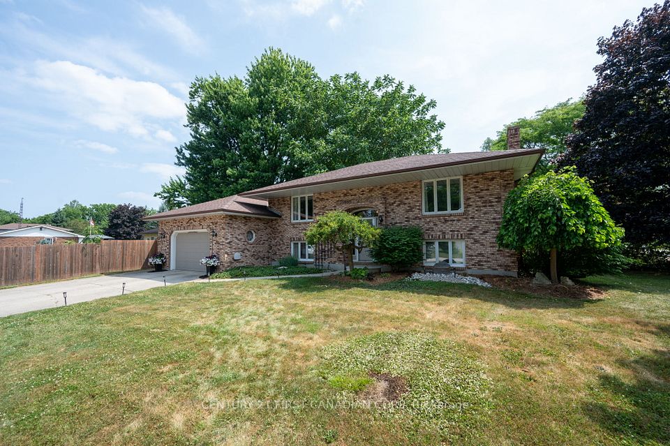 11 Water Street, Lambton Shores, On N0n 1j0