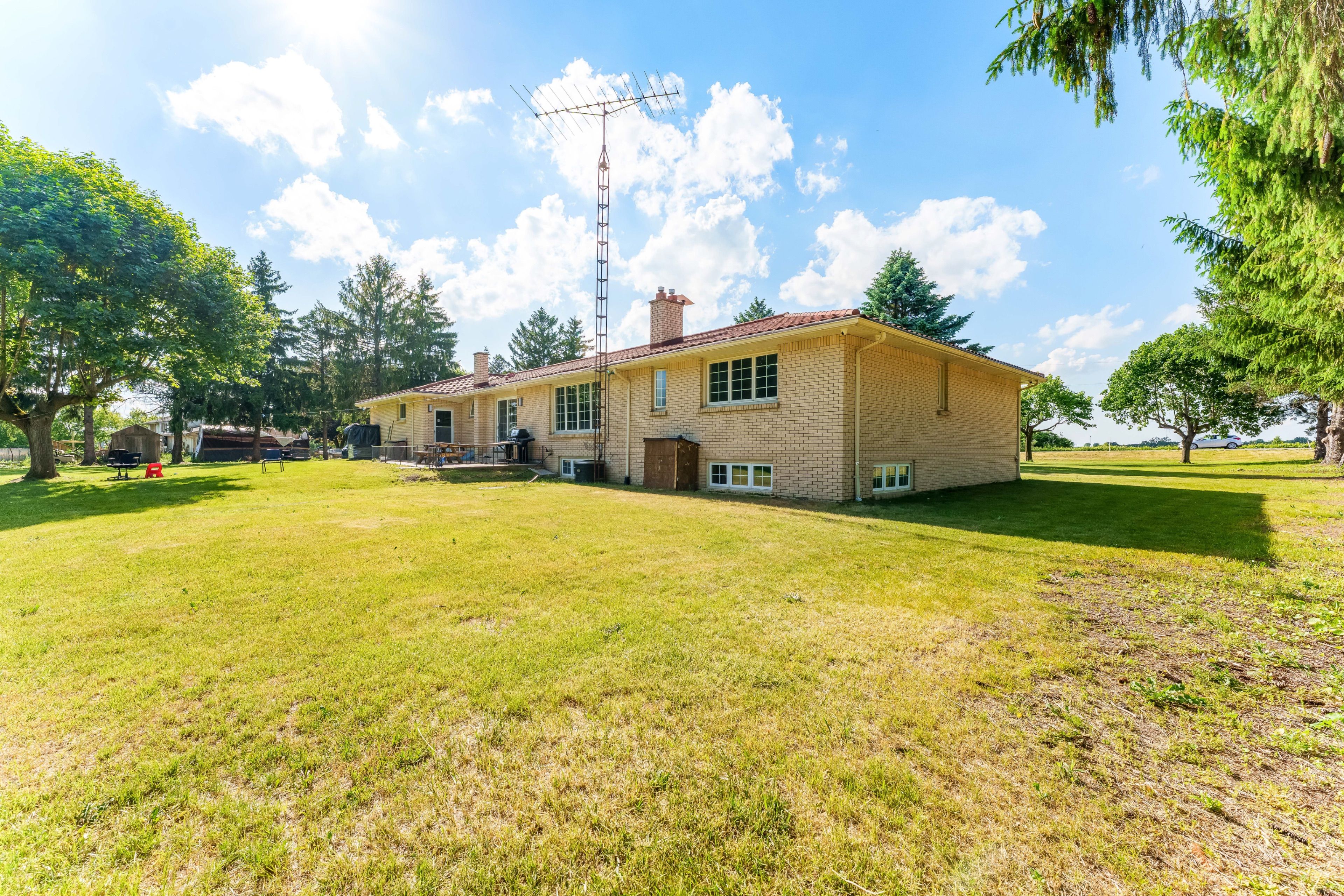 2047 Hamilton Road, London South, On N6m 1g1