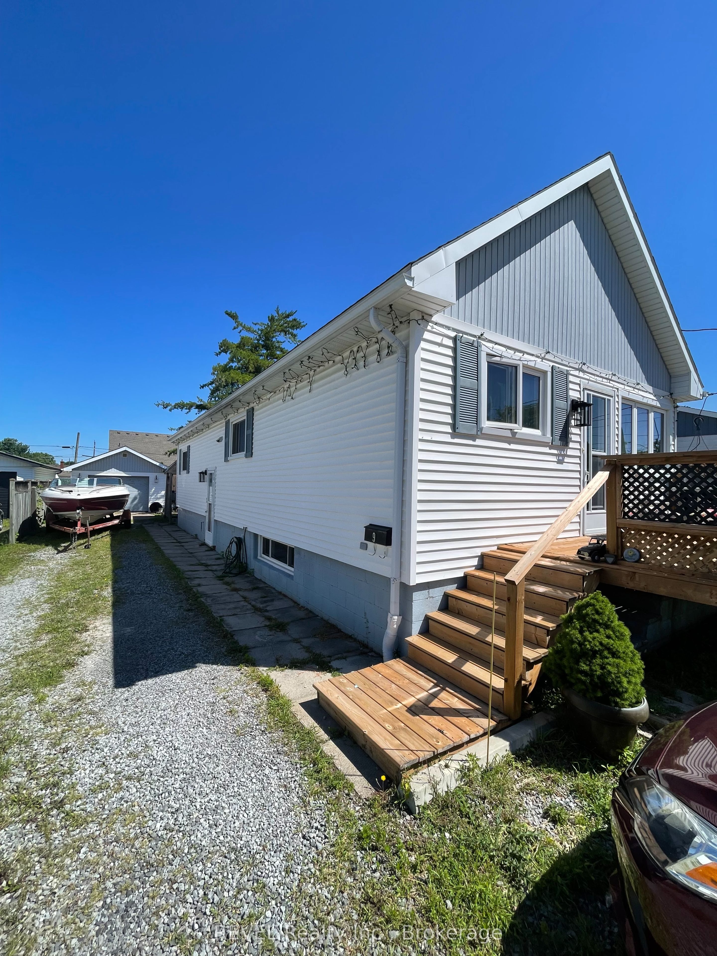 9 Cambridge Avenue, St. Catharines, On L2p 1w6
