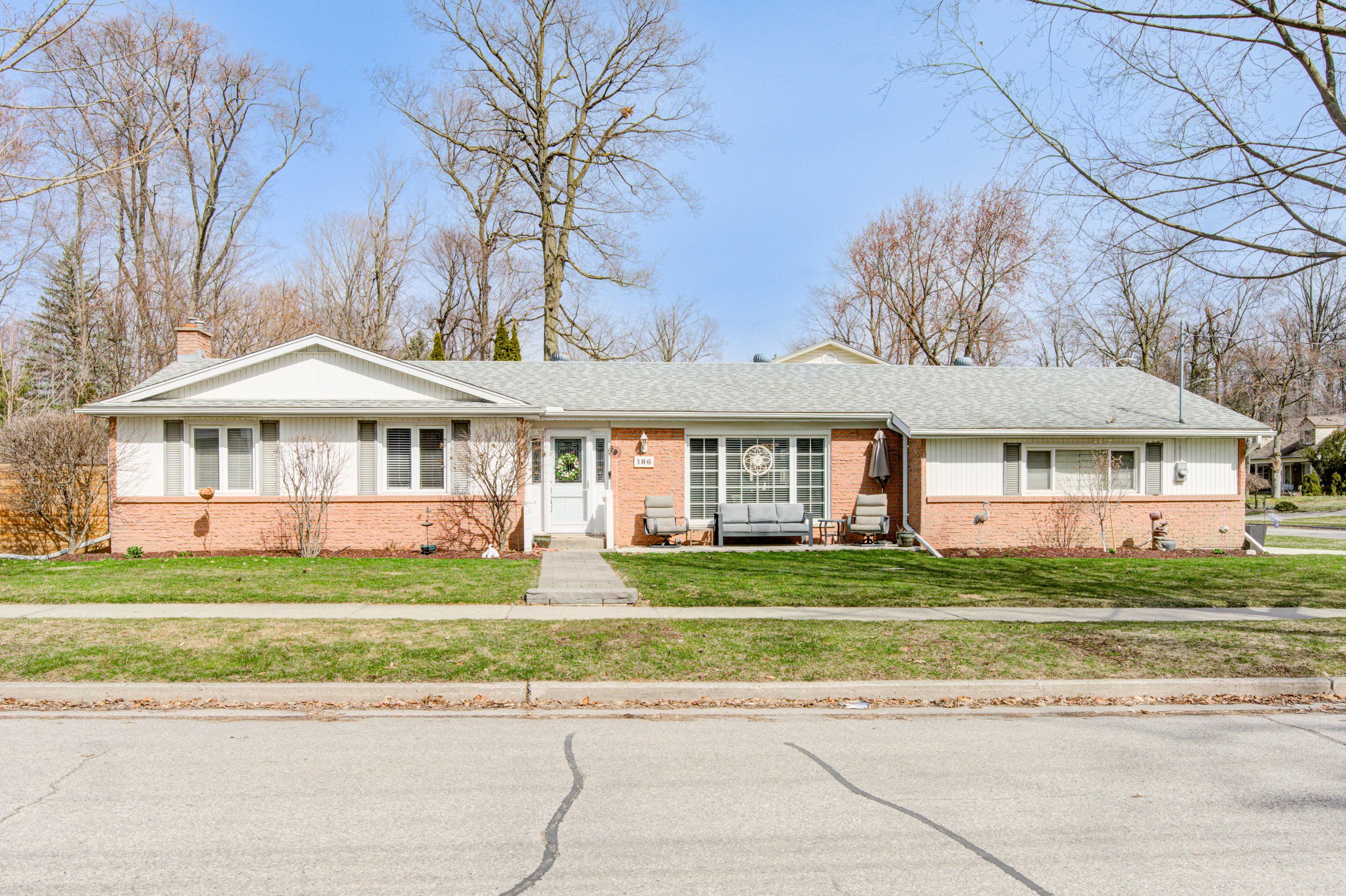 186 Shuh Avenue, Kitchener, On N2a 1h6
