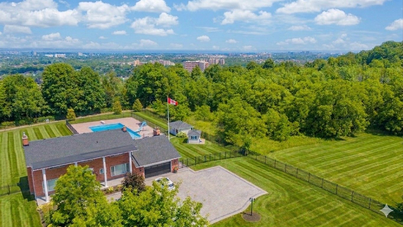 10 Azalea Court, Hamilton, On L8j 1k4