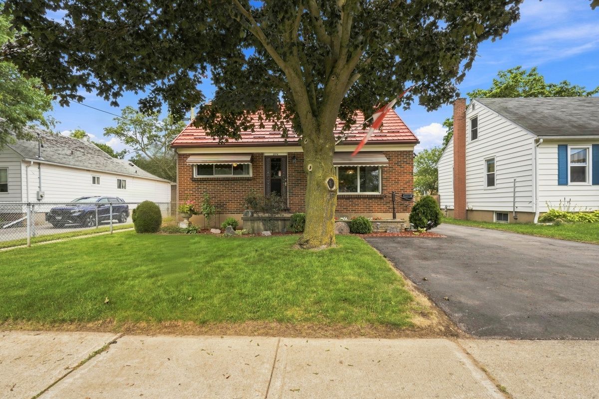 374 Hale Street, London East, On N5w 1g4