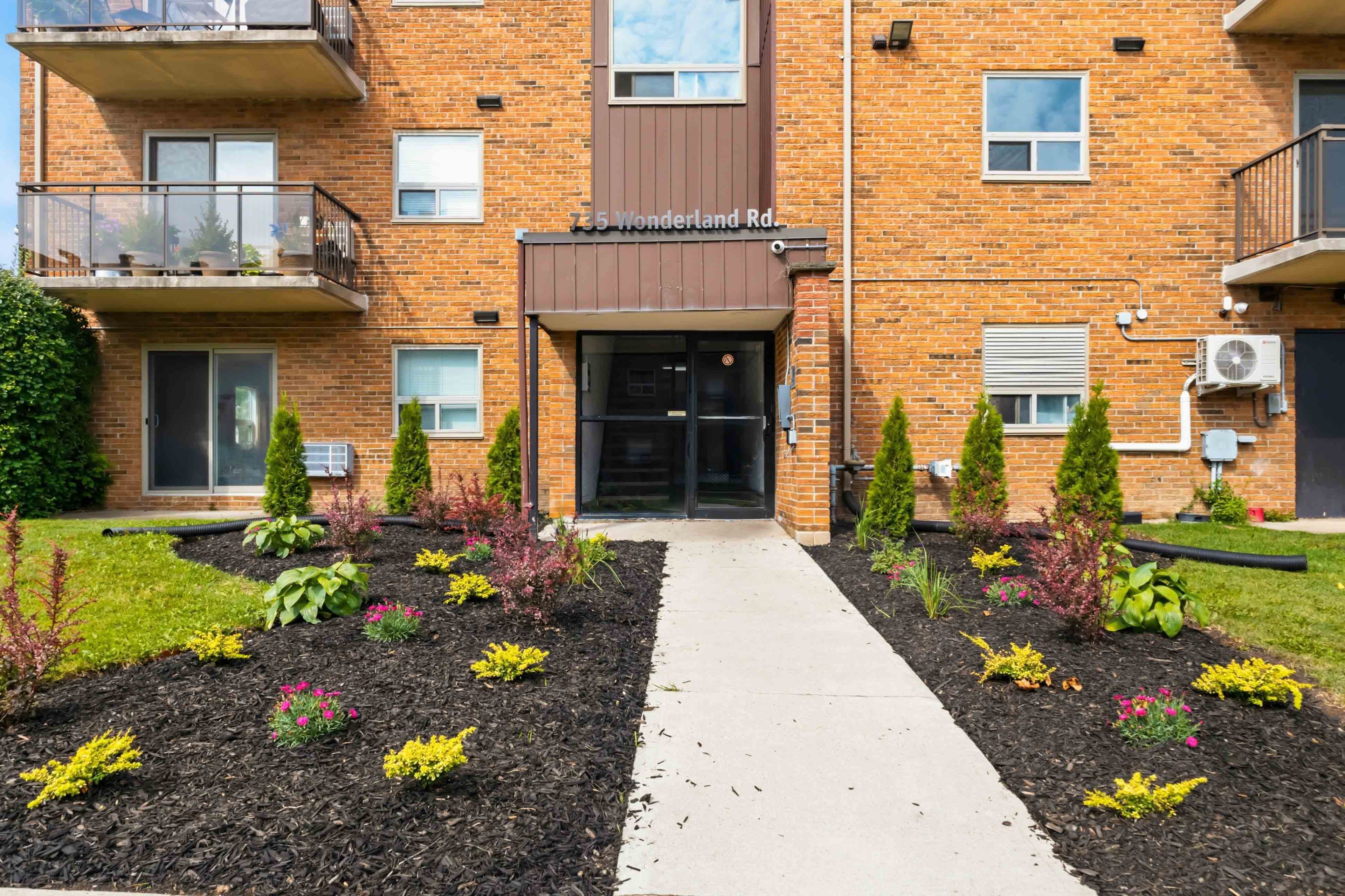 735 Wonderland Road S 302, London South, On N6k 1m1