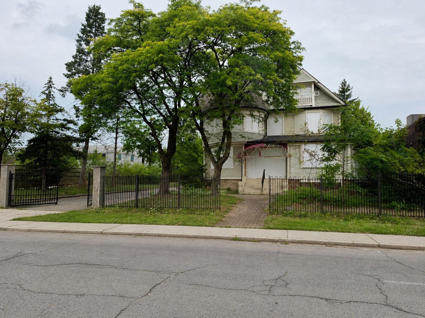 24 Burgar Street, Welland, On L3b 2s7