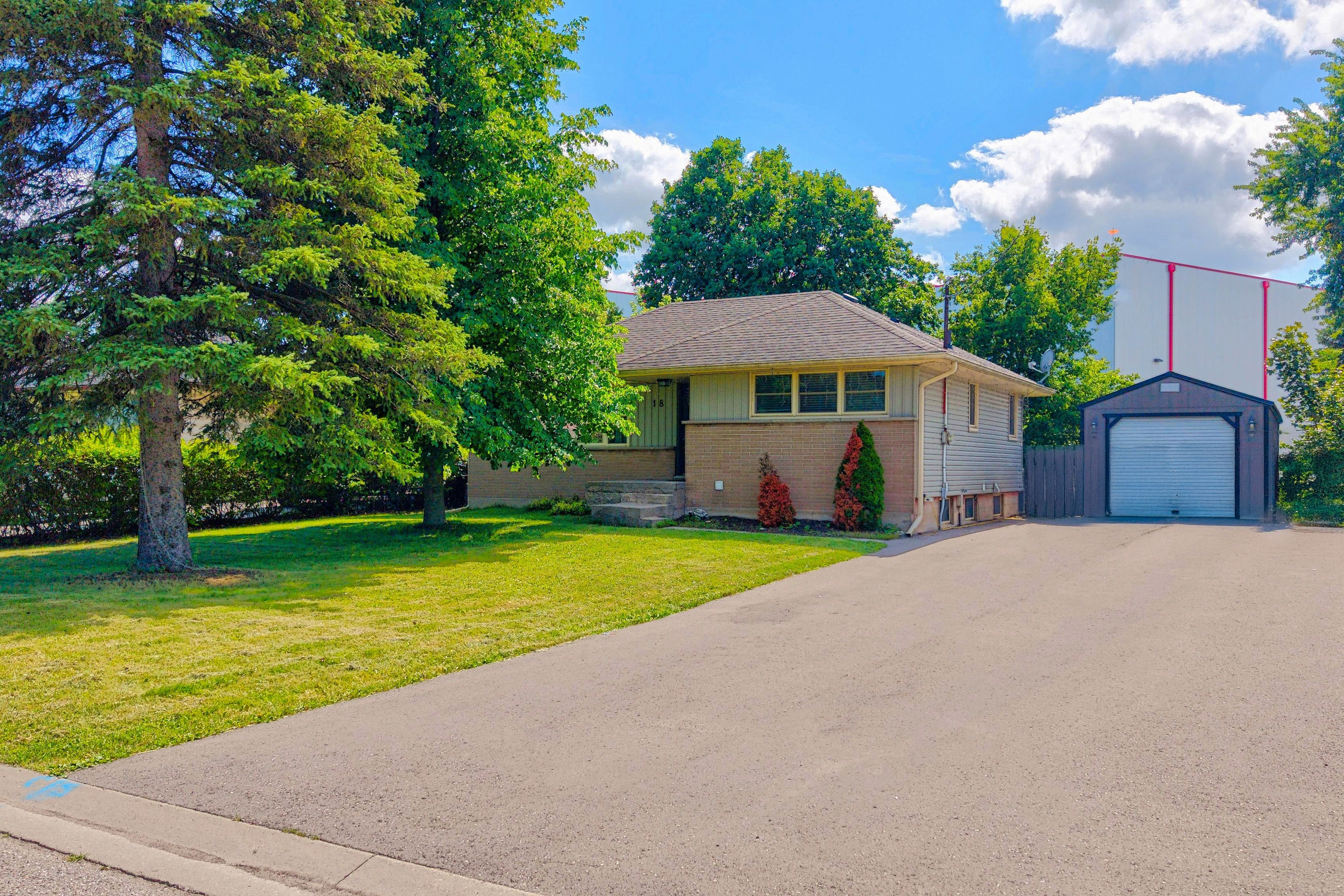 18 Willowdale Street, Brantford, On N3t 5l7