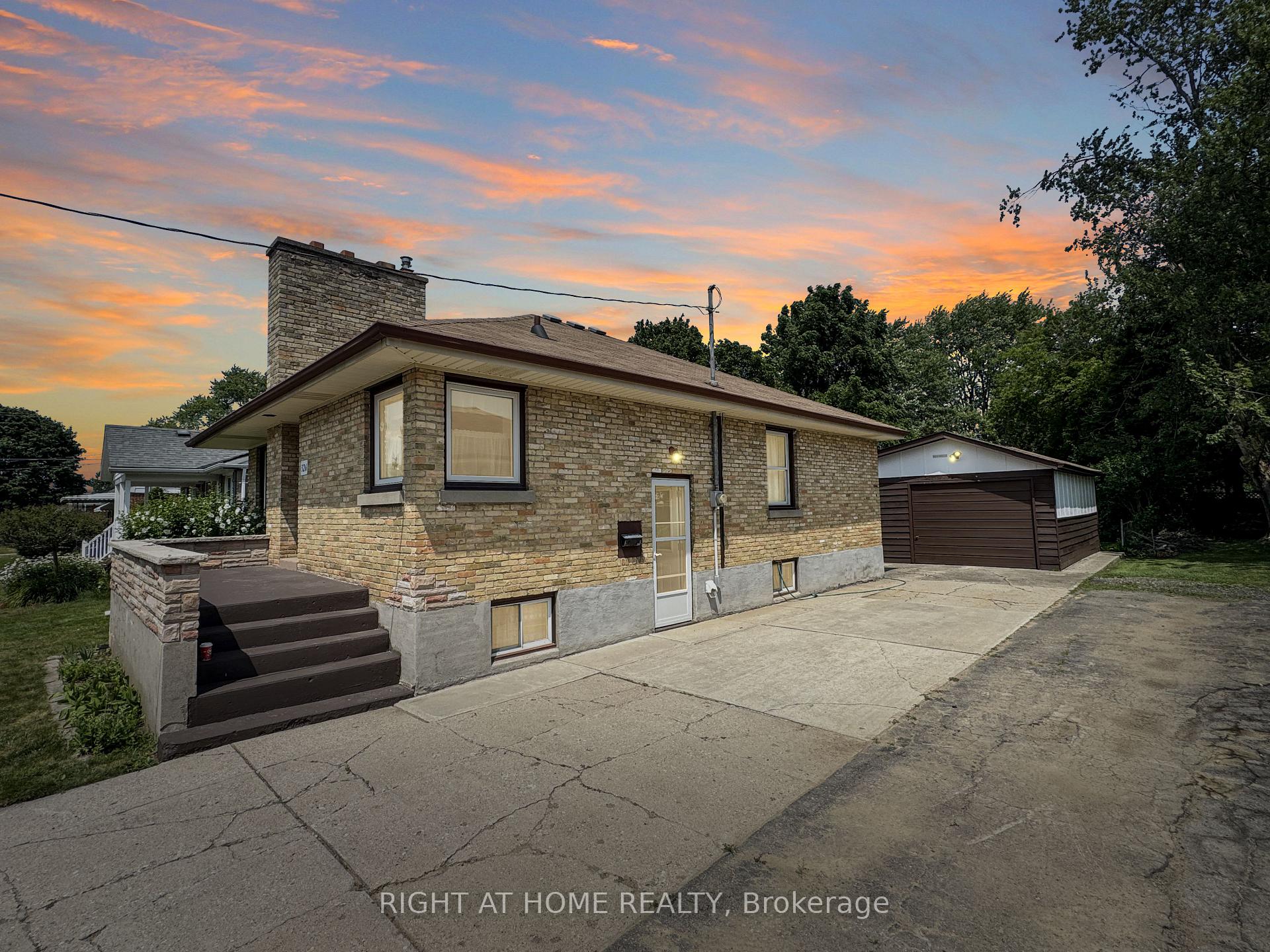 326 Avondale Road, London East, On N5w 5b3