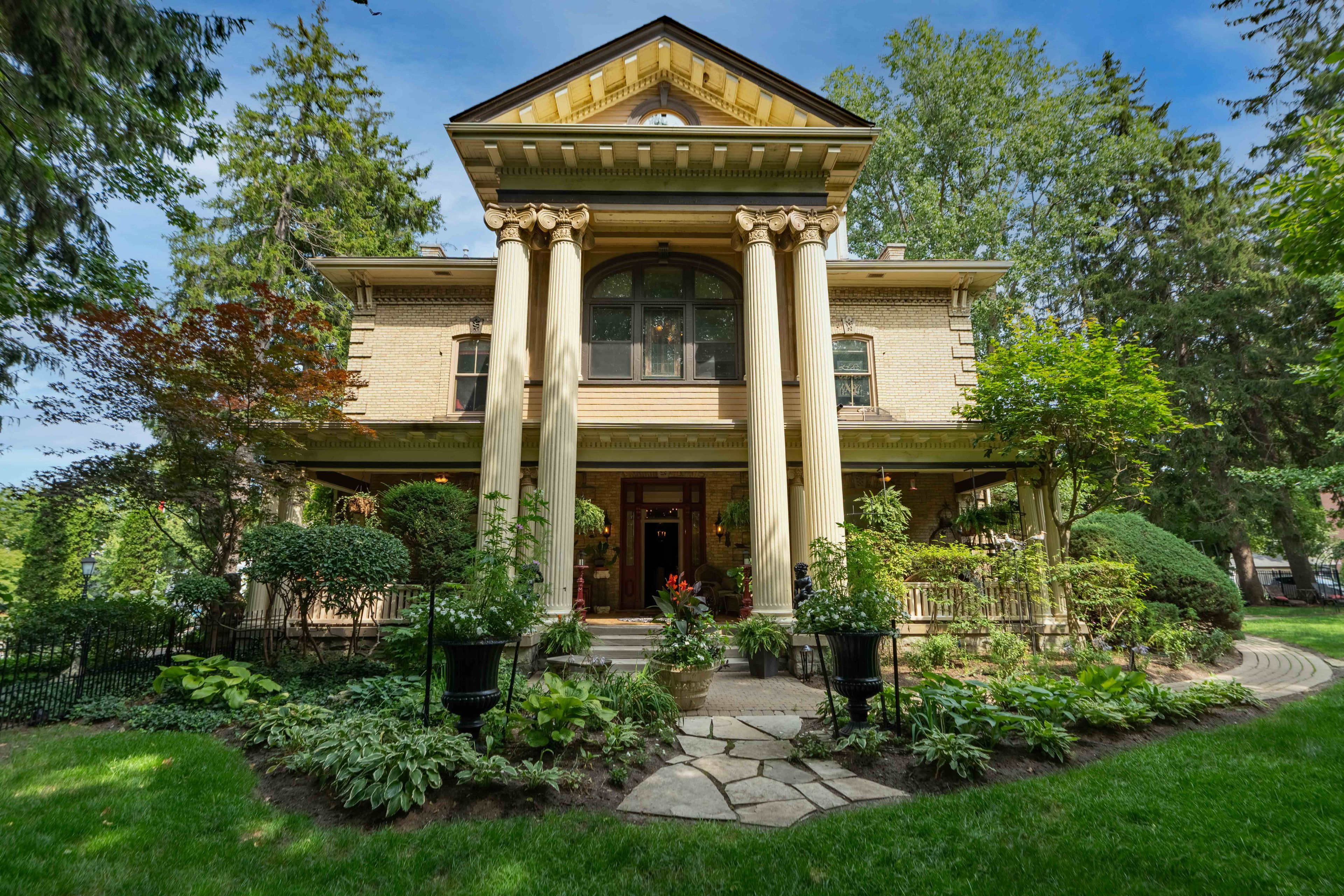 90 Central Avenue 3, London East, On N6a 1m4
