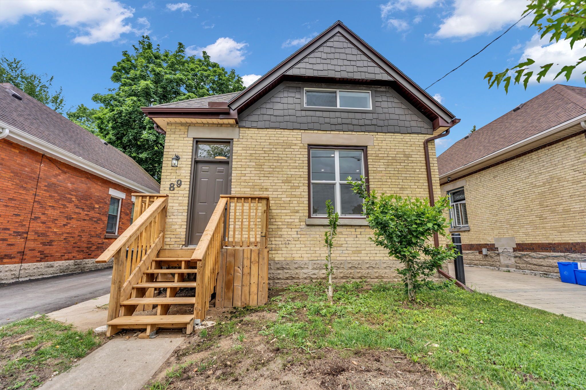 89 Elm Street, London East, On N5z 2k4
