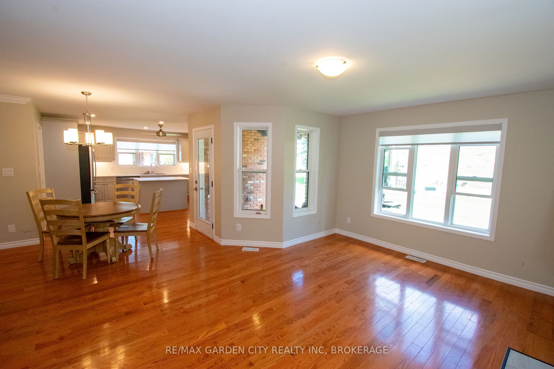 26 Las Road, West Lincoln, On L0r 2a0