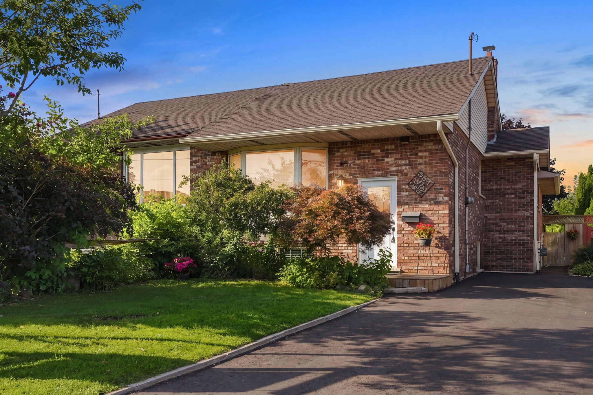 50 Adis Avenue, Hamilton, On L9c 6v3