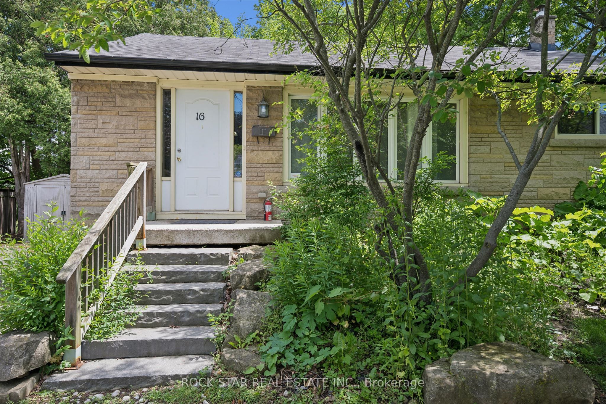 16 Beaucourt Place, Hamilton, On L8s 2p7