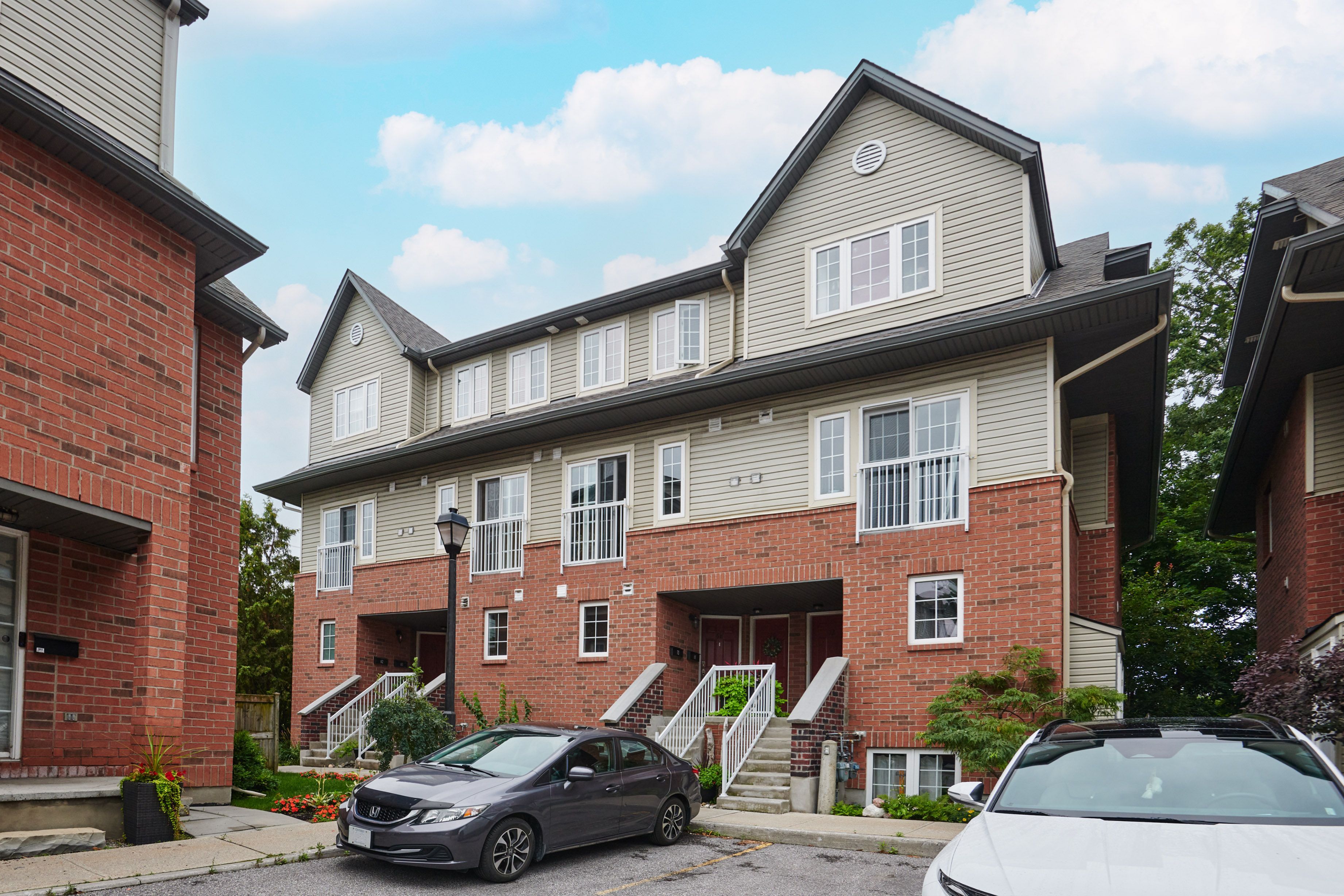 64 Mayflower Private, Woodroffe, On K2b 0a2