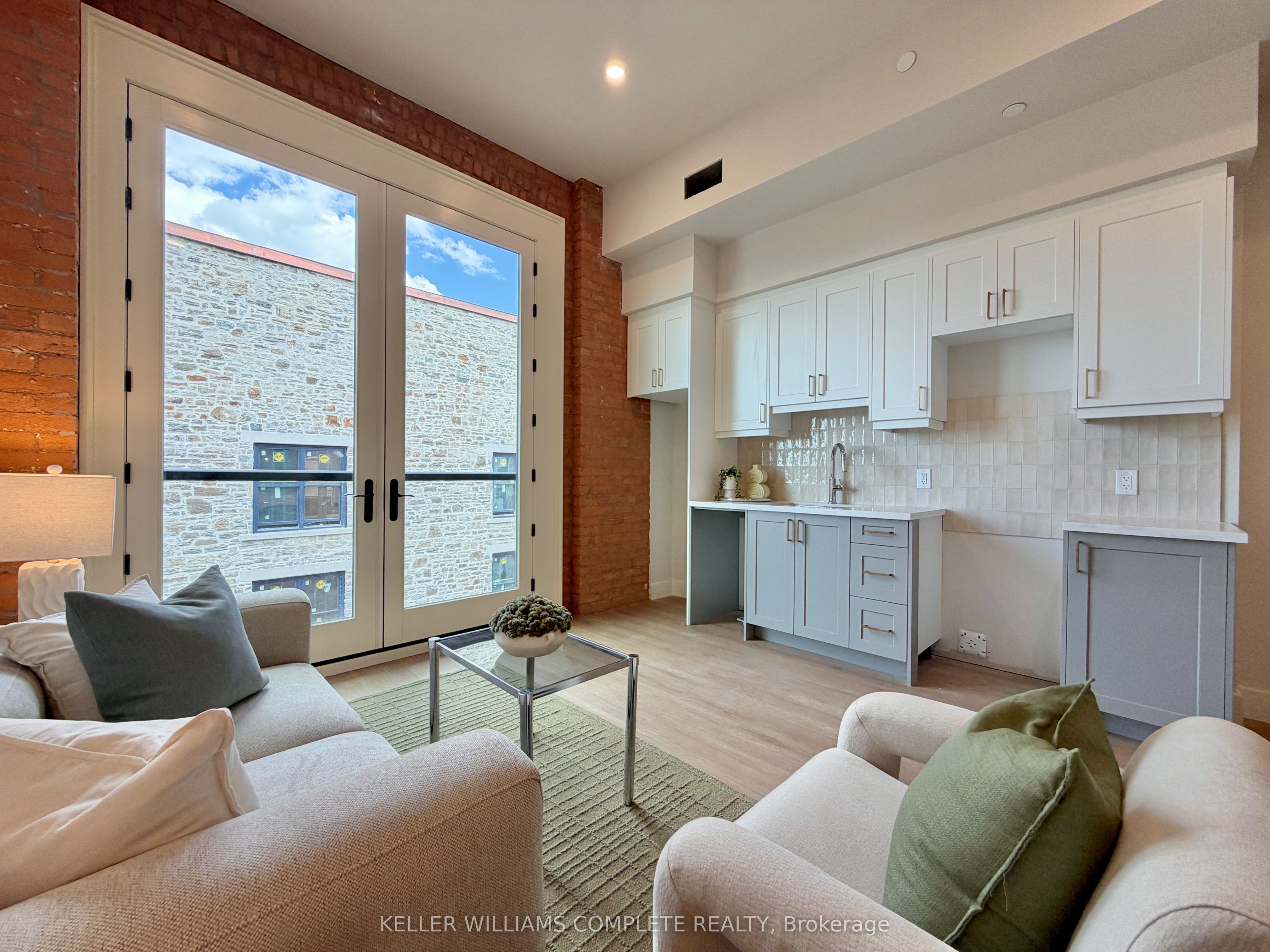 56 York Boulevard 204, Hamilton, On L8r 0a2