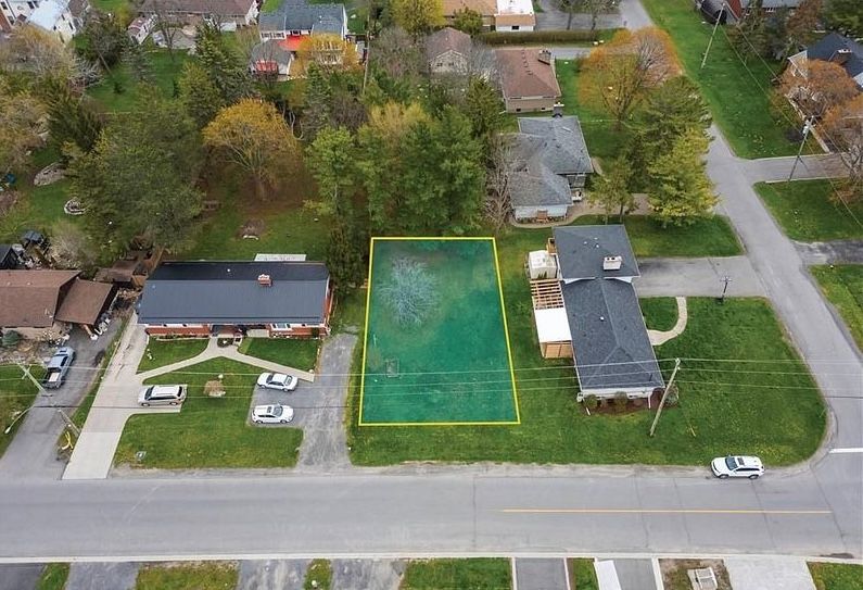 5 Manitou Crescent, Loyalist, On K7n 1b1