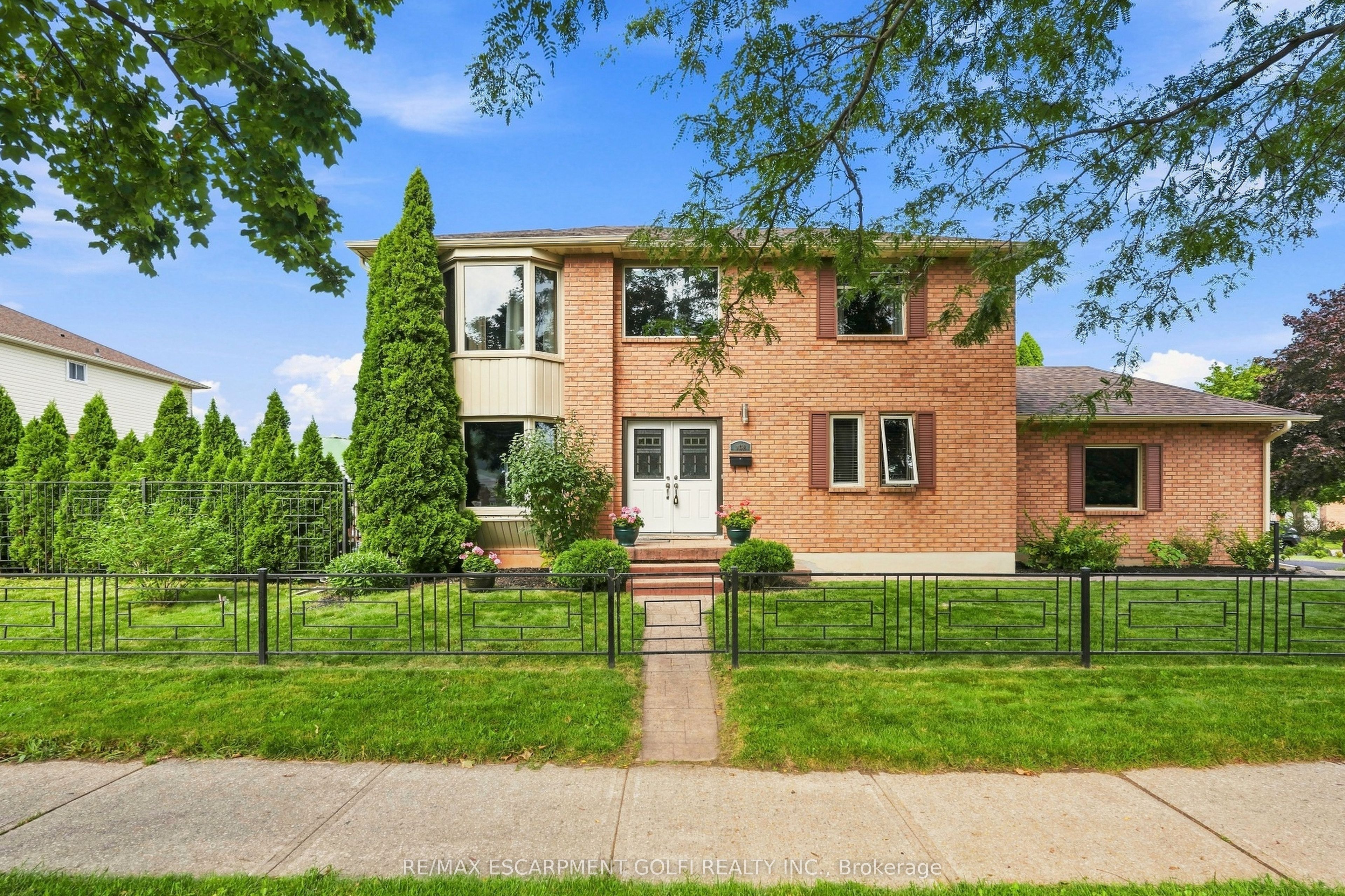 138 Livingston Avenue, Grimsby, On L3m 4x1