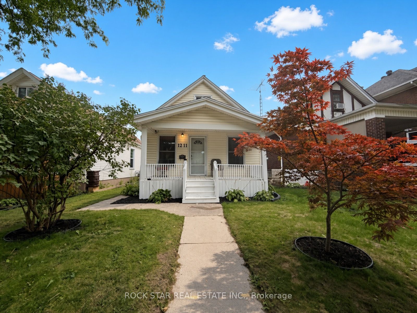 1211 Lincoln Road, Windsor, On N8y 2h9