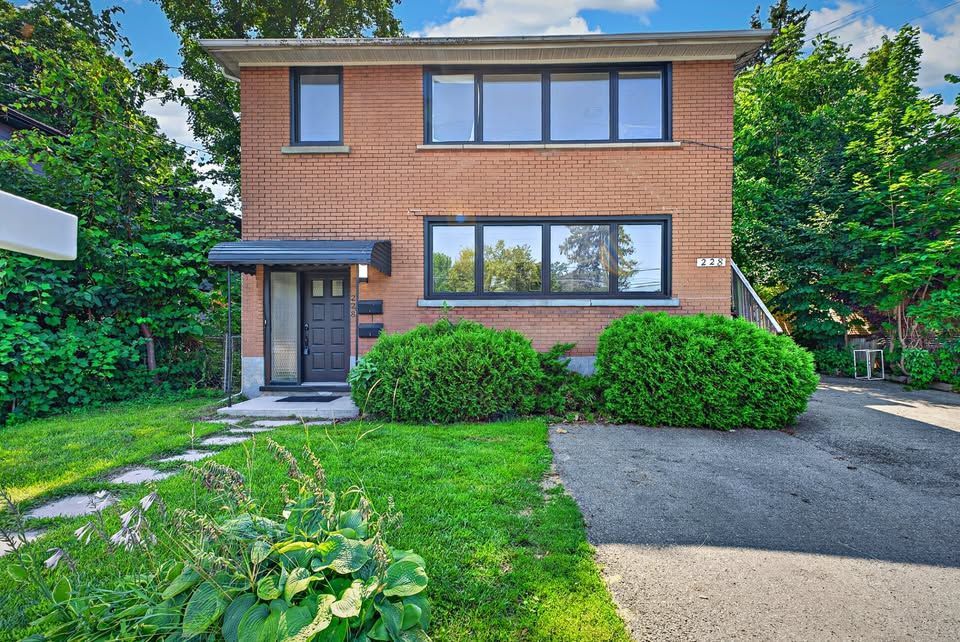 228 Woodroffe Avenue 2, Woodroffe, On K2a 3v4
