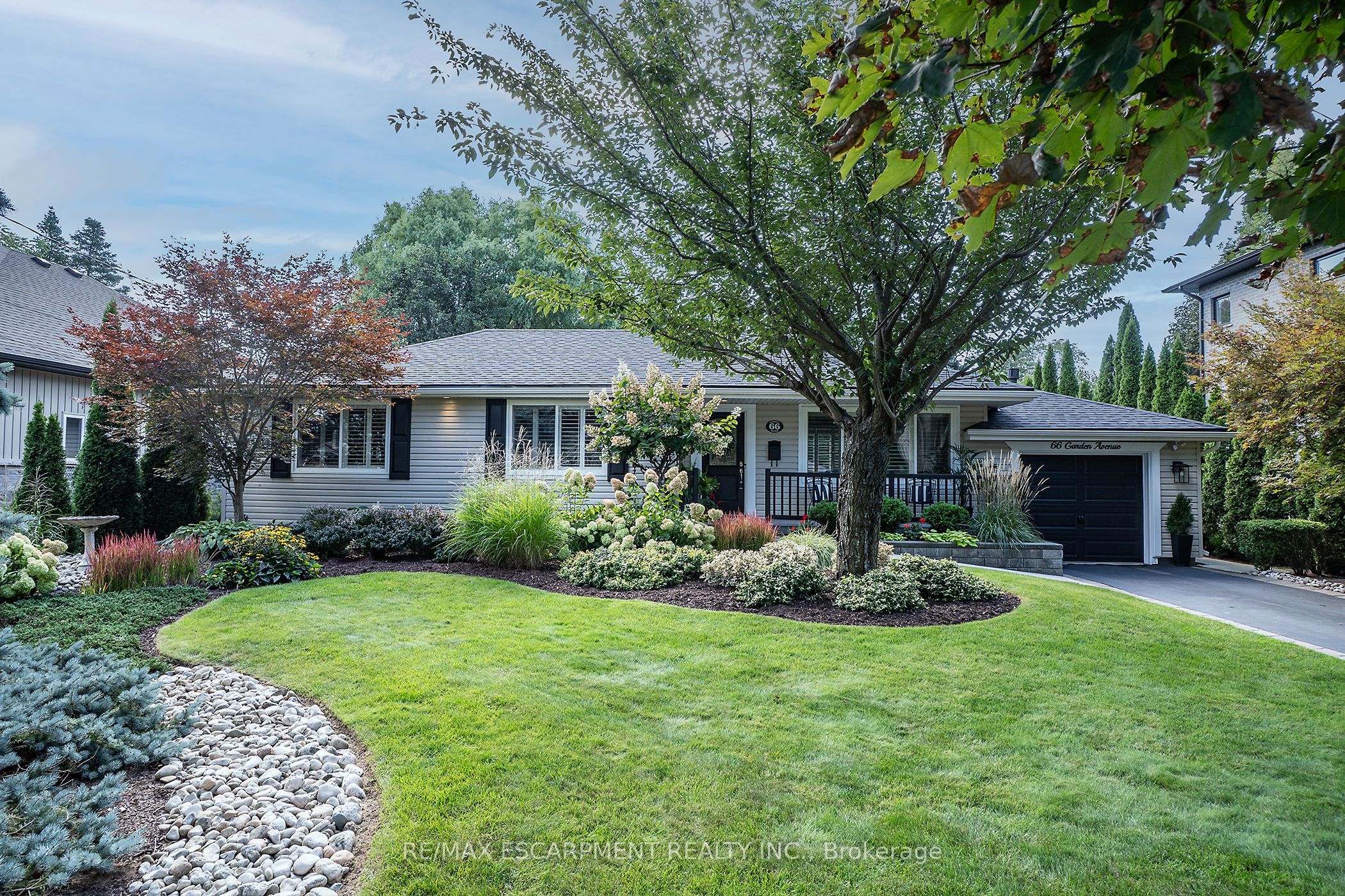 66 Garden Avenue, Hamilton, On L9g 2j5