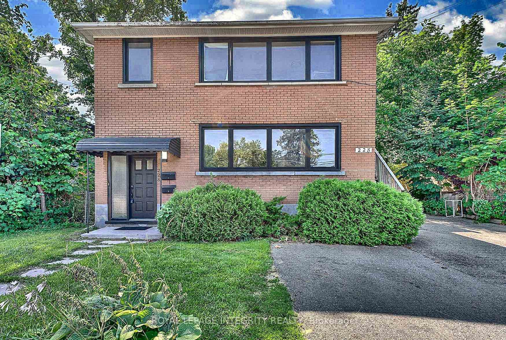 228 Woodroffe Avenue, Woodroffe, On K2a 3v4