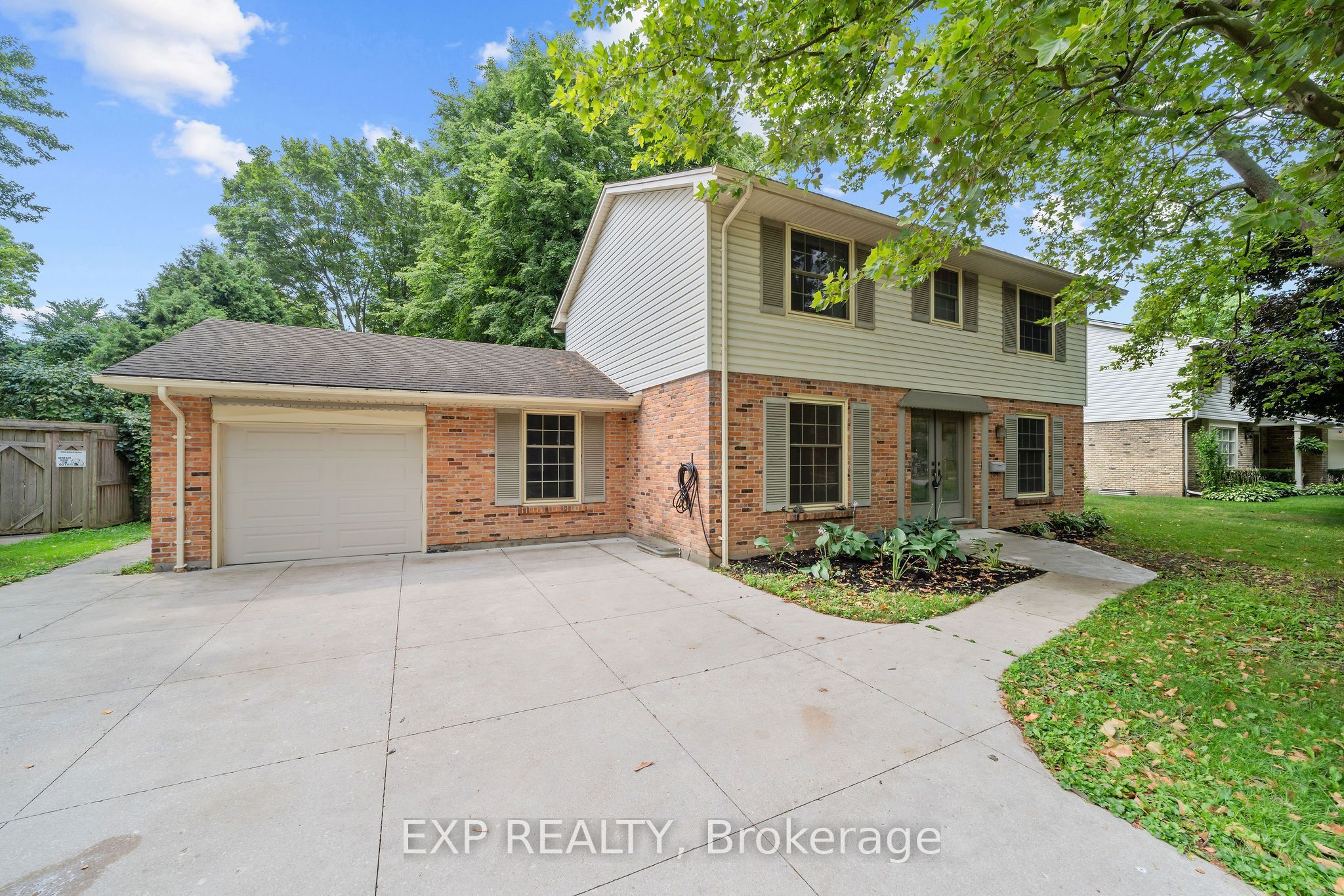 42 Queen Mary Crescent, London North, On N6h 4b4