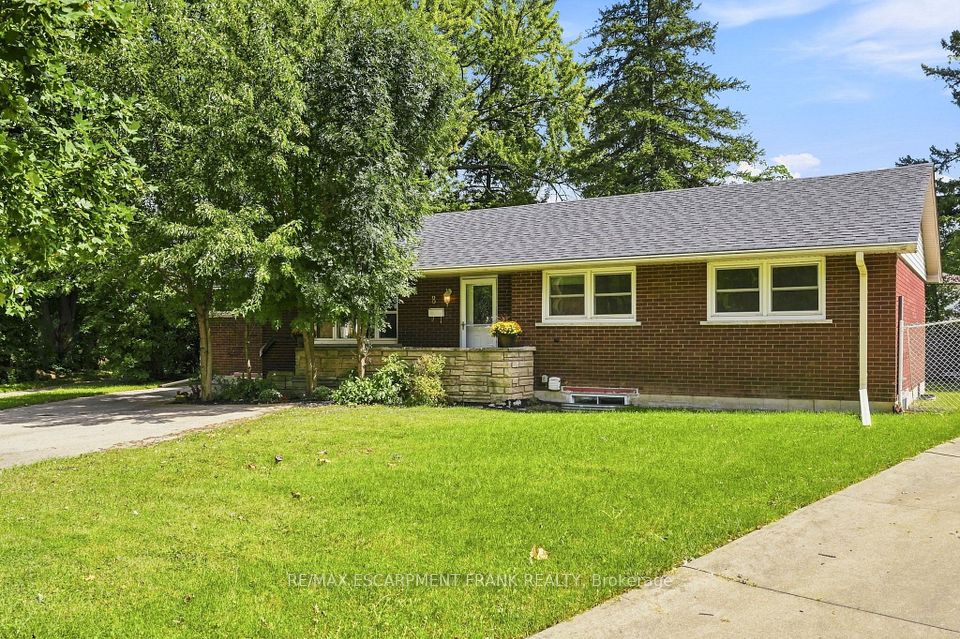 8 Emming Court, Hamilton, On L9c 4a2