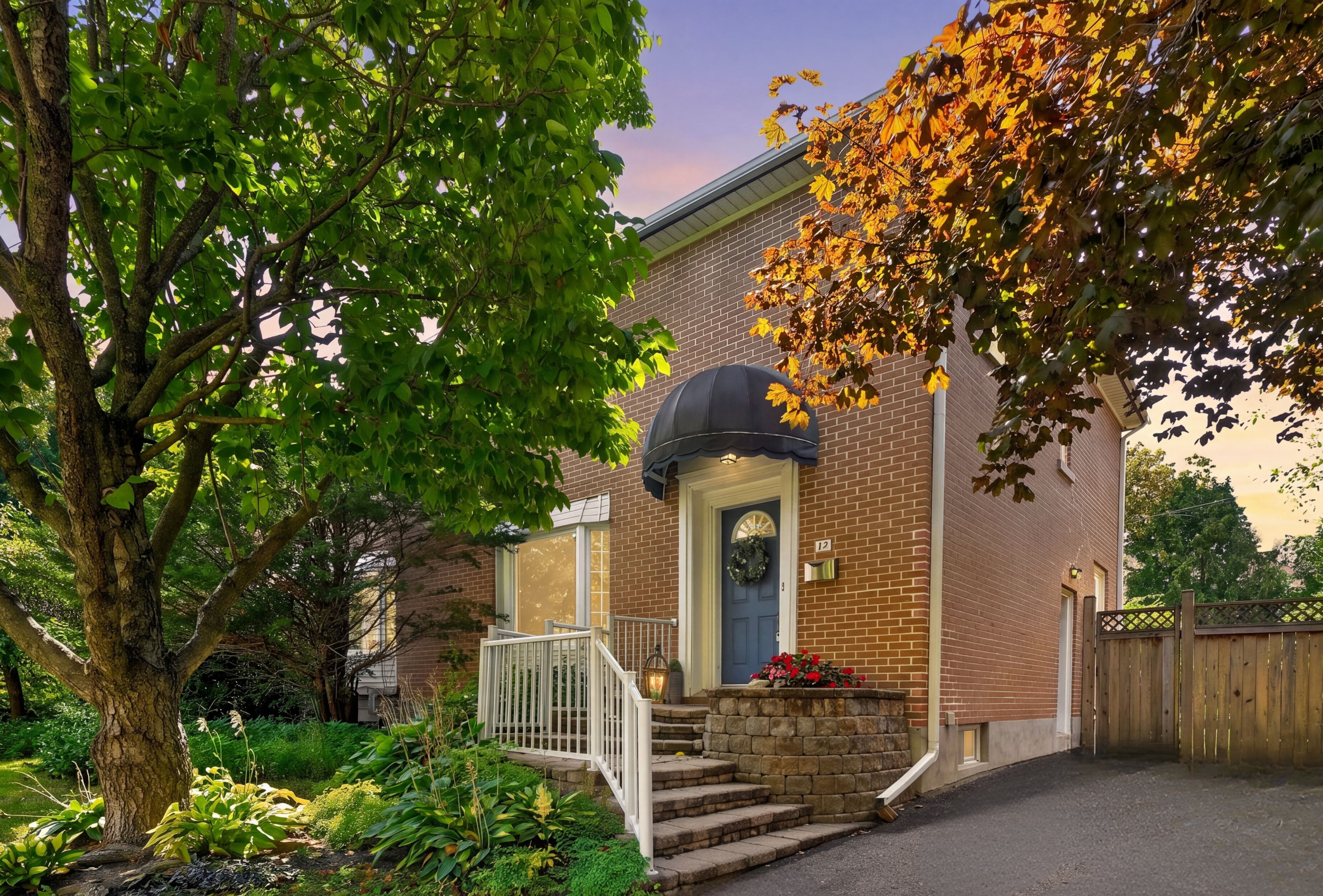 12 Lenore Place, Vanier And Kingsview Park, On K1l 7x9