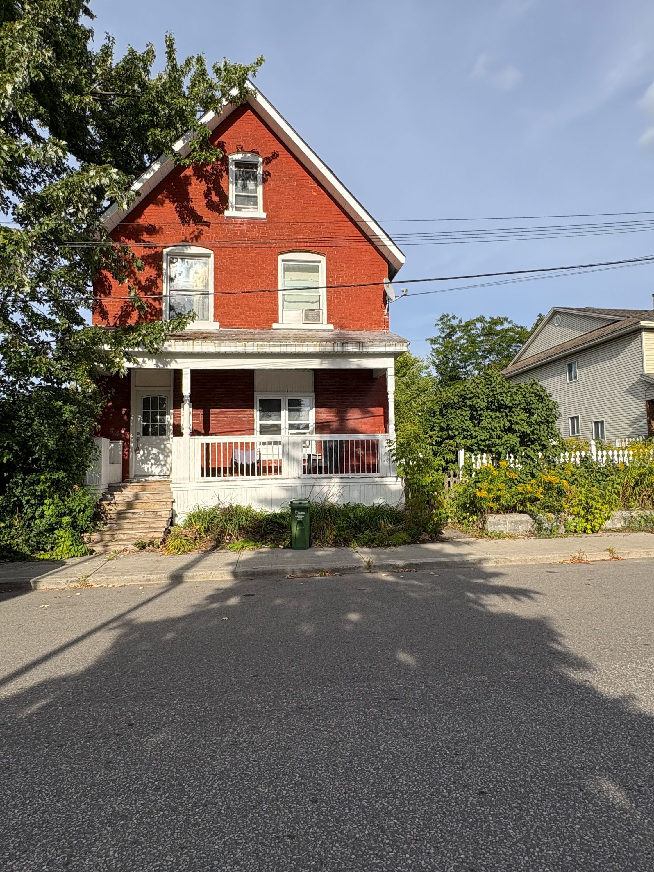 2- 301 Cyr Avenue, Vanier And Kingsview Park, On K1l 7n6