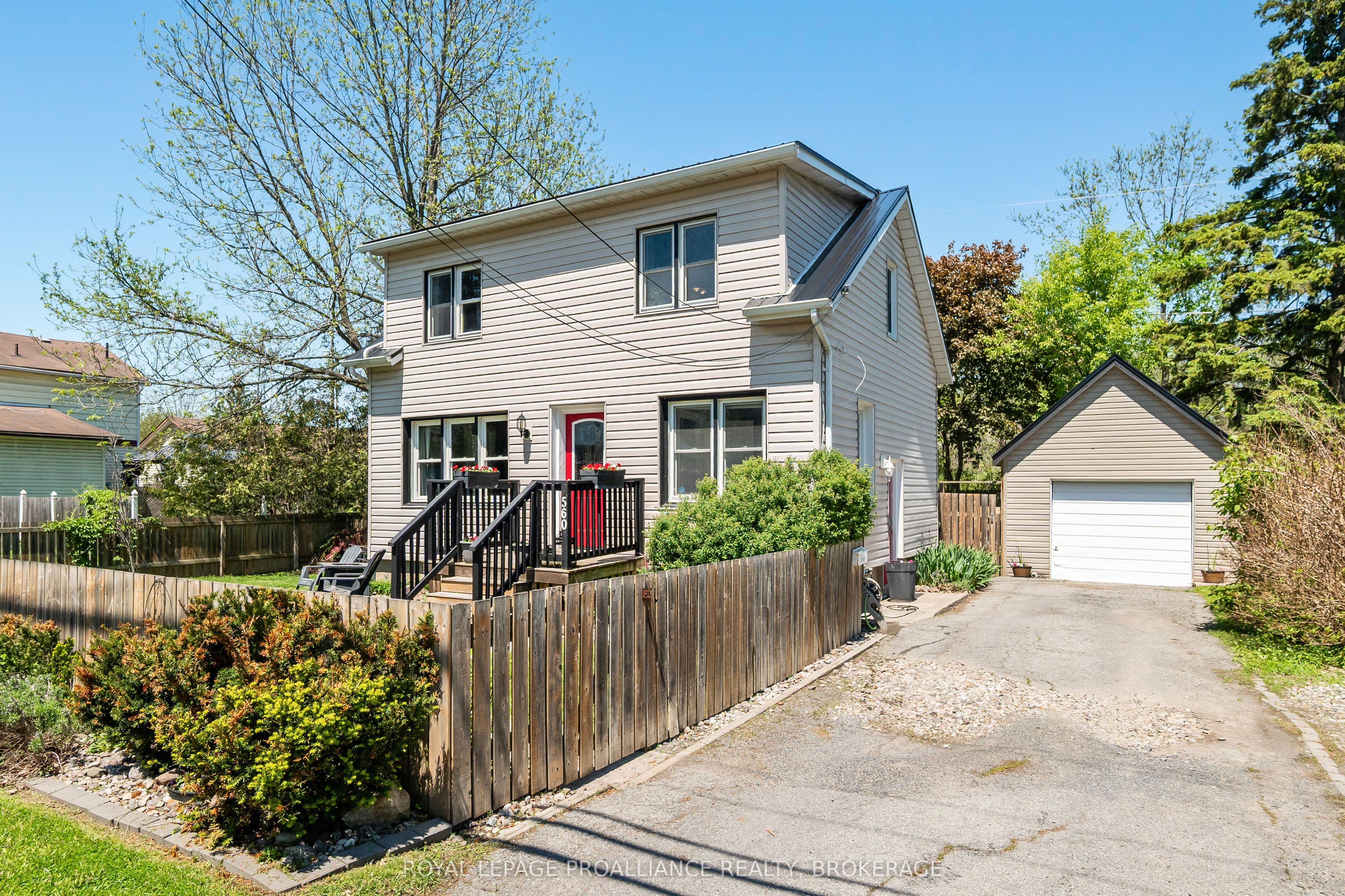 560 King Street W, Gananoque, On K7g 2h1