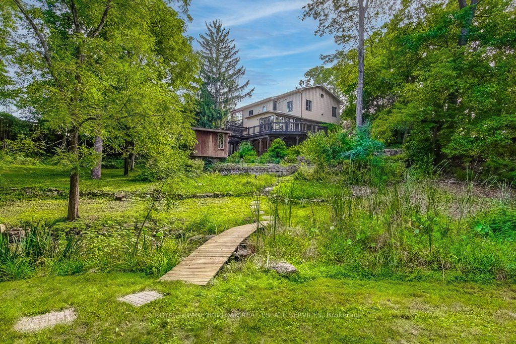 131 Parkview Avenue, Hamilton, On L9h 5x8