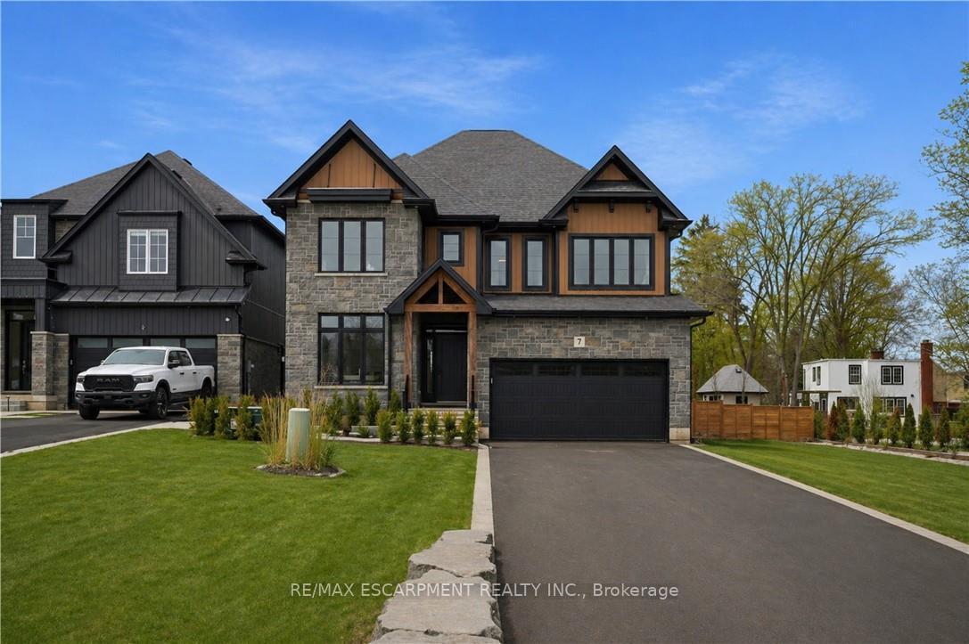 7 Bartlett Avenue, Grimsby, On L3m 5n7