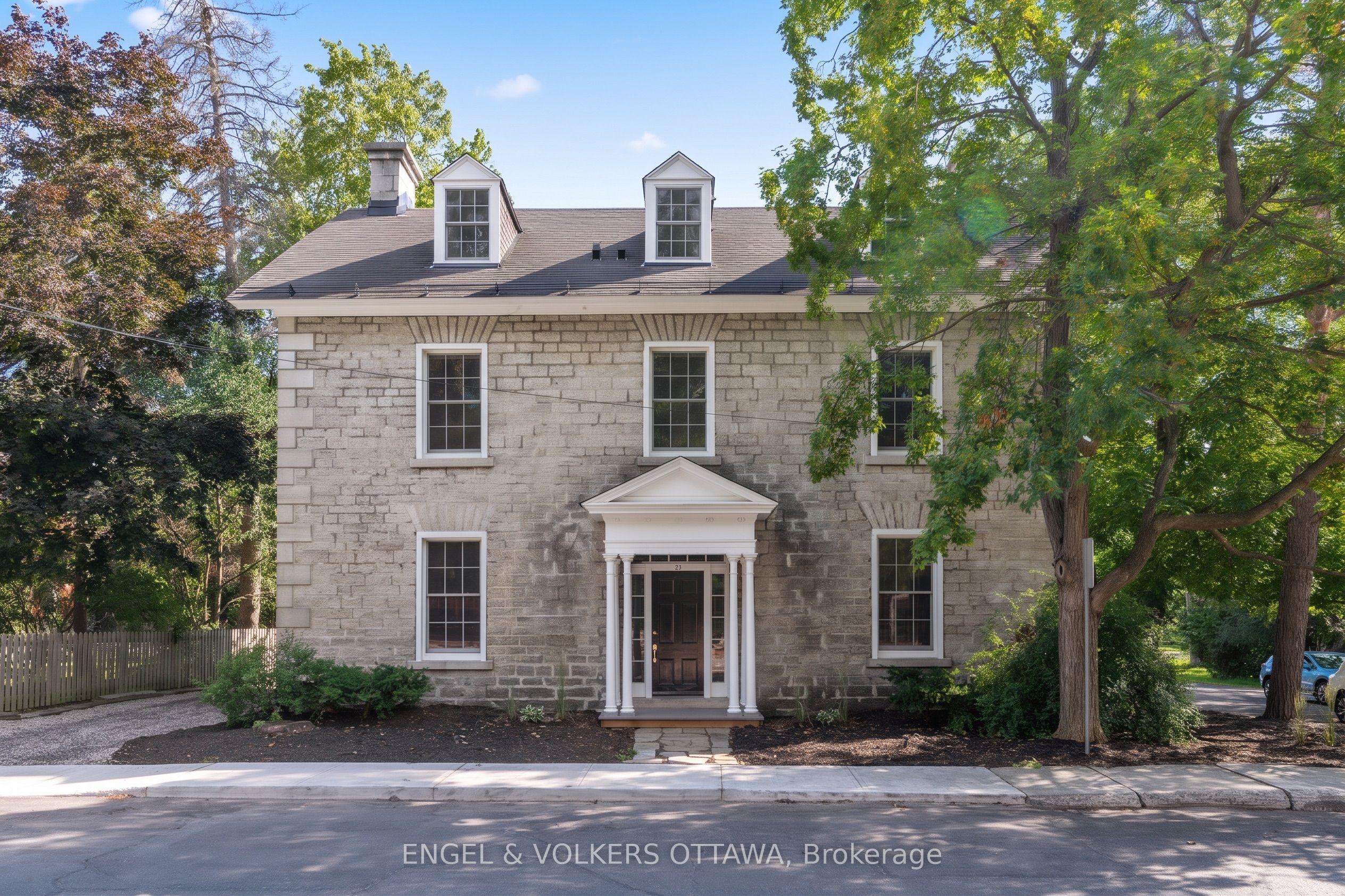 35 Mackay Street, New Edinburgh - Lindenlea, On K1m 2b2
