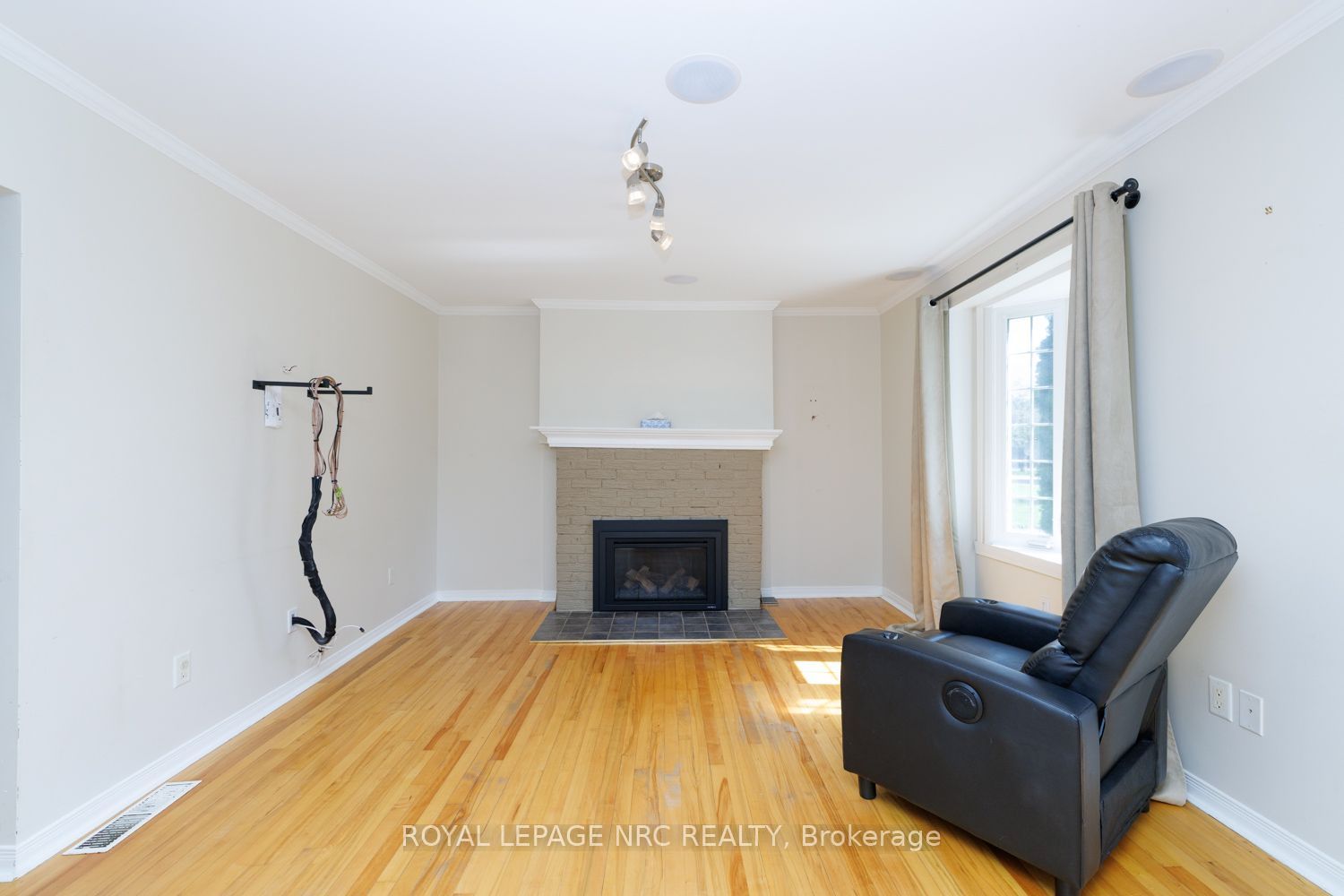 27 Cedardale Avenue, St. Catharines, On L2p 1b2