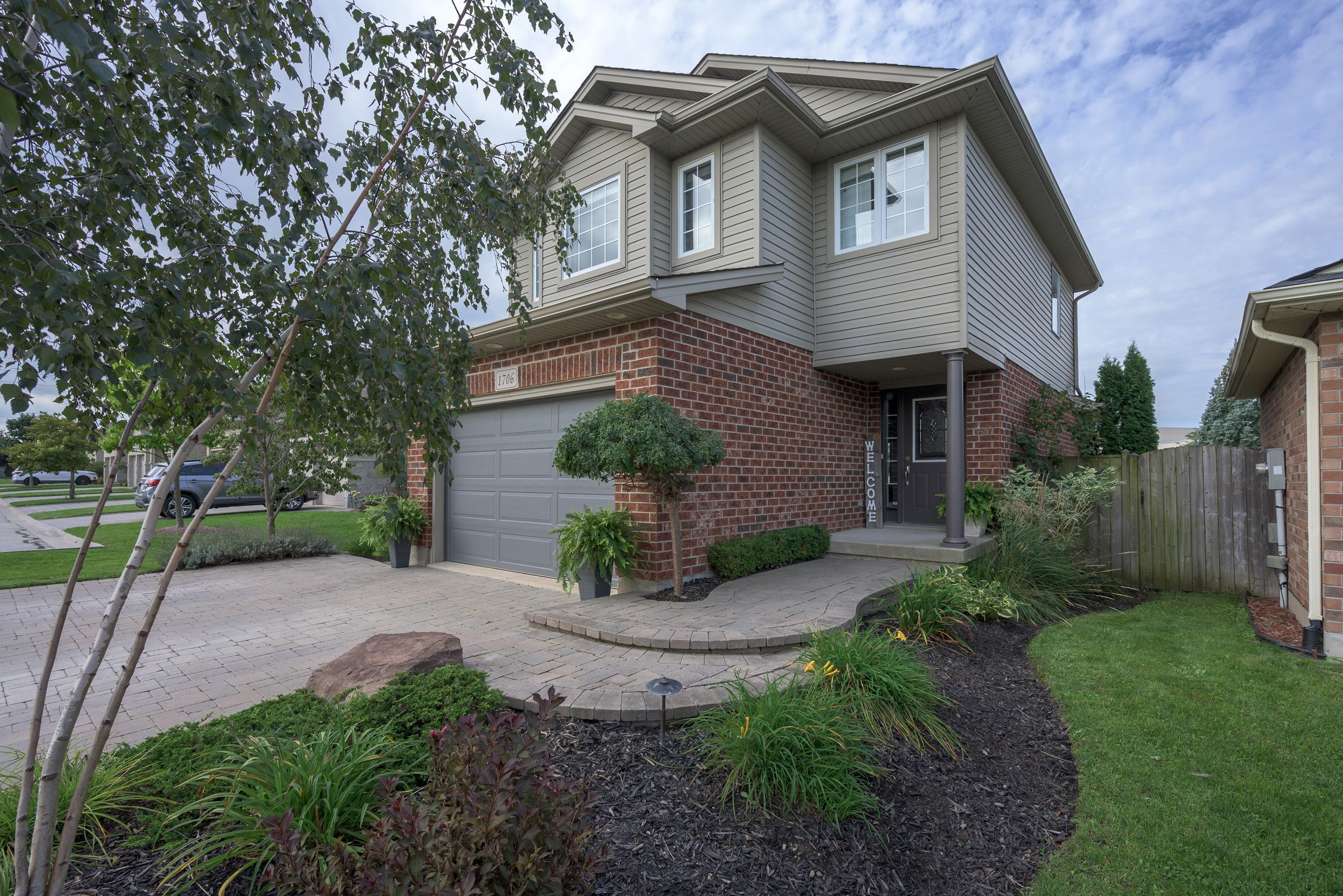 1706 Bayswater Crescent, London North, On N6g 5m9