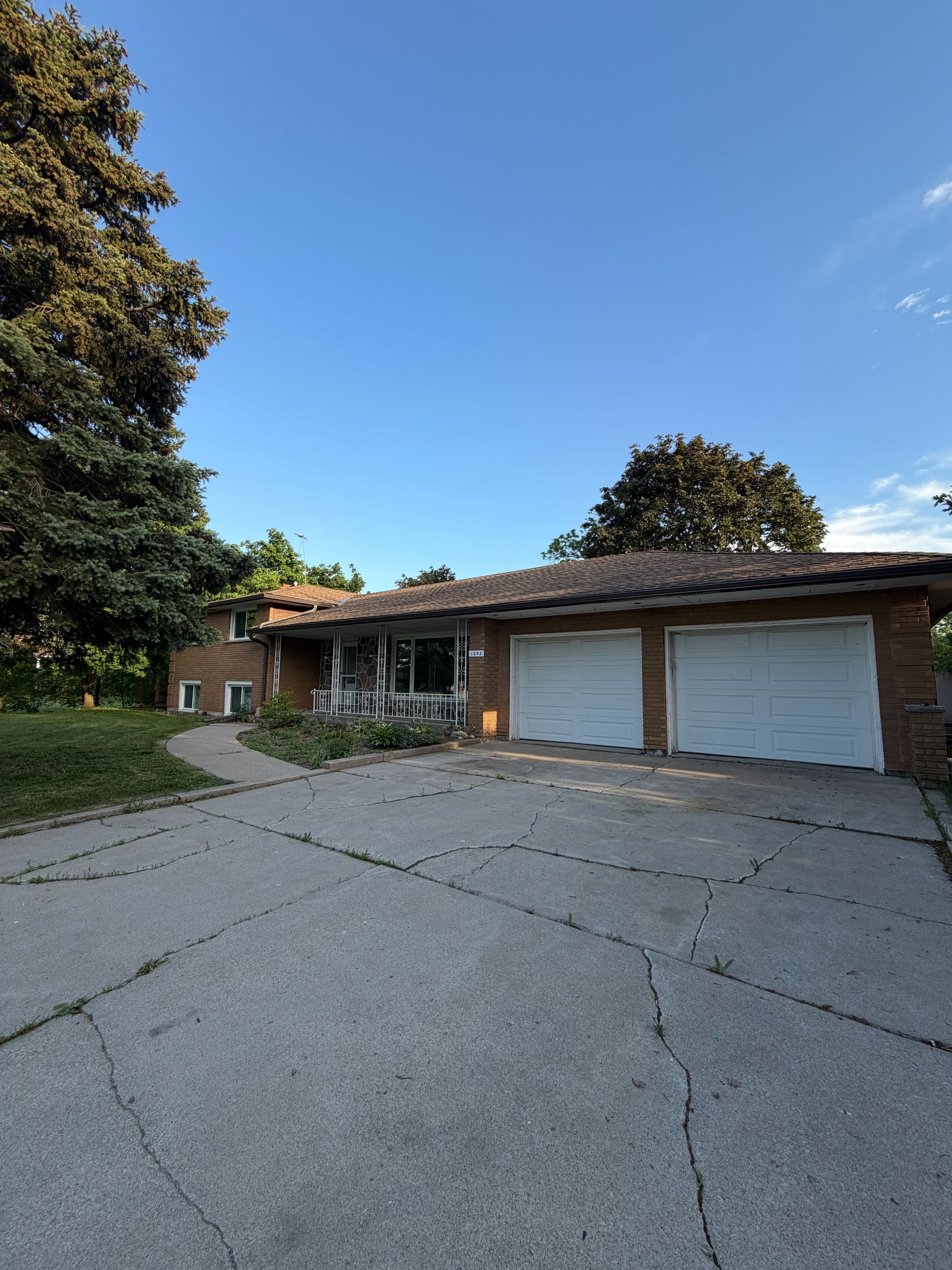 1202 Barton Street, Hamilton, On L8e 5g9