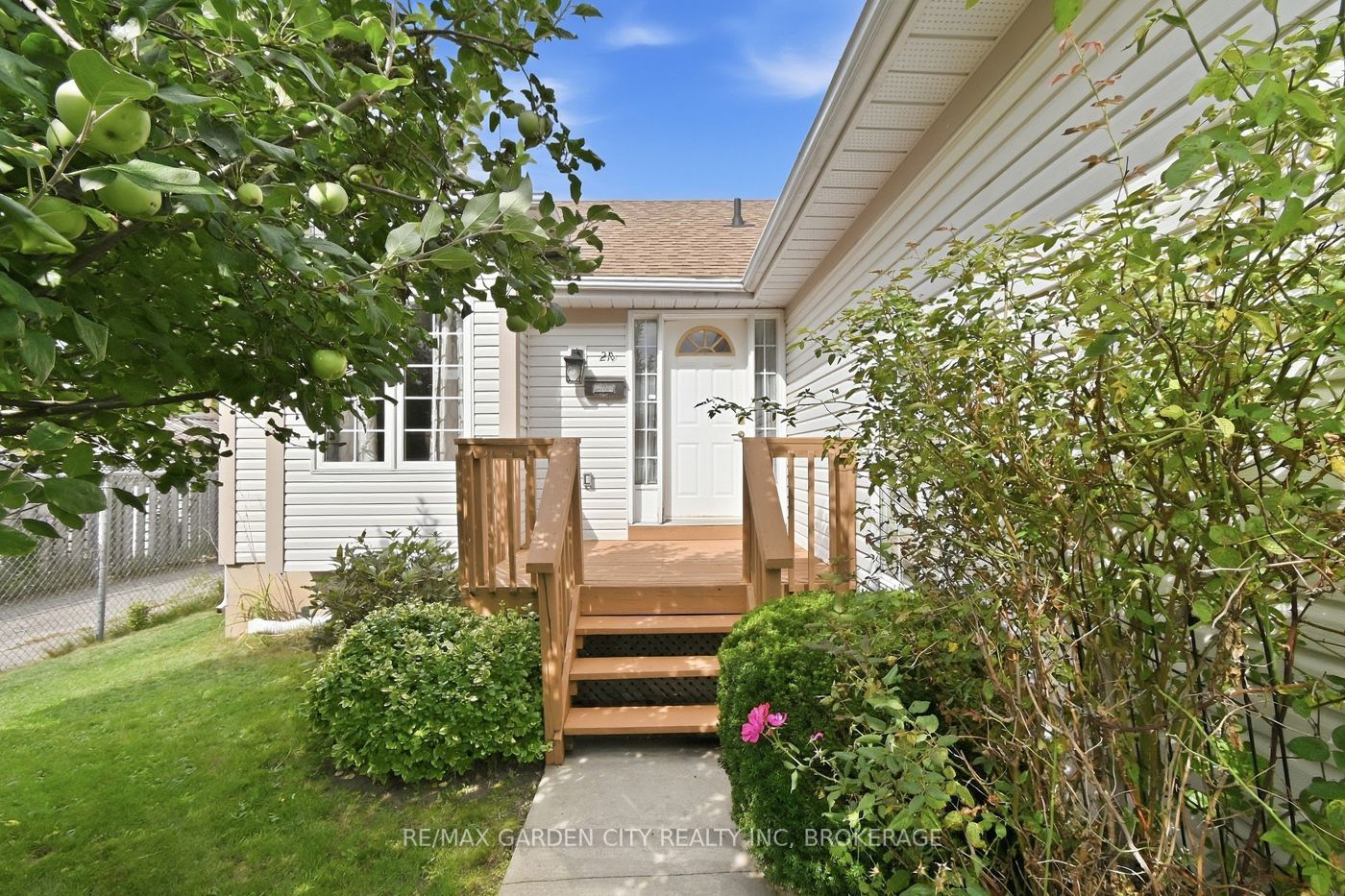 21 B Kelson Avenue N, Grimsby, On L3m 4c6