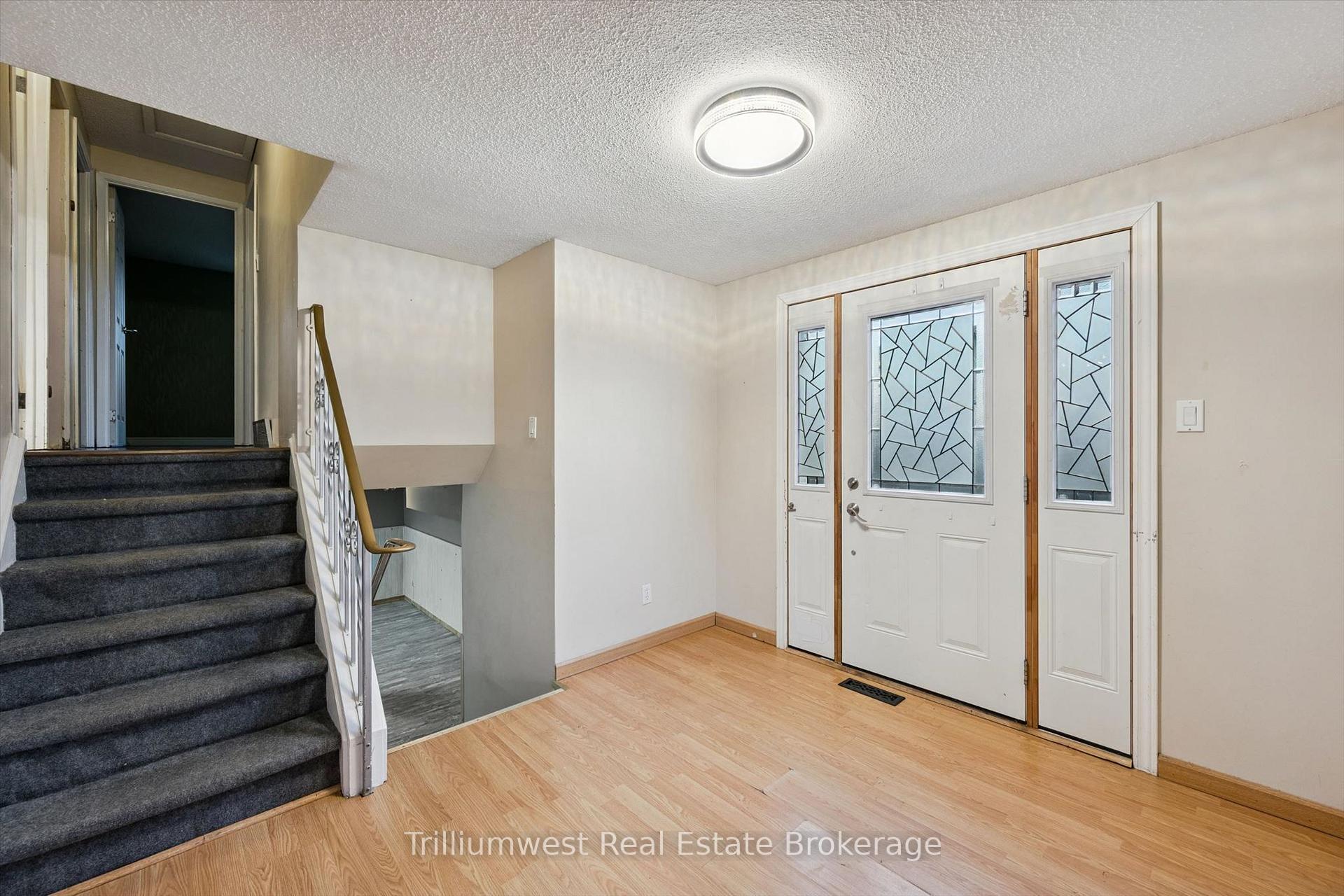 7 Homestead Place, Waterloo, On N2n 1z1