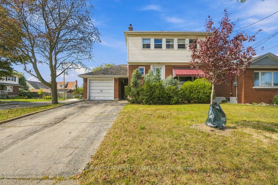 28 Green Meadow Road, Hamilton, On L8t 3j2