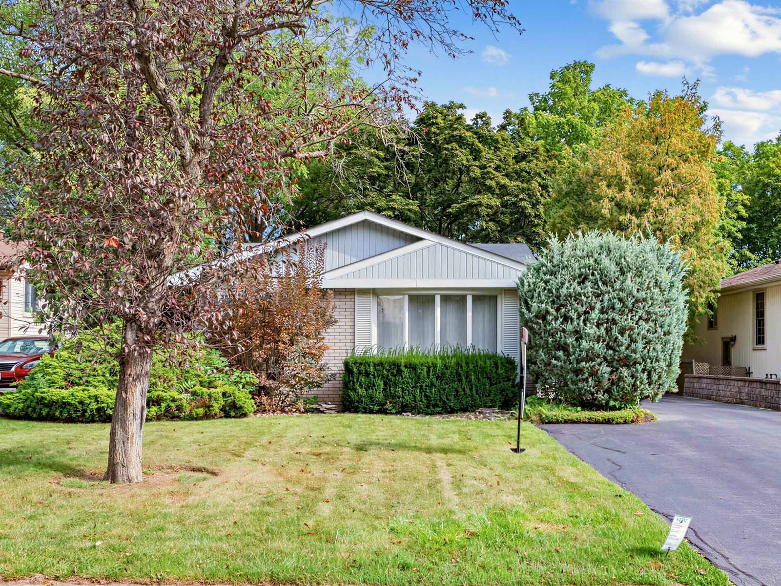 56 Little John Road, Hamilton, On L9h 4g7