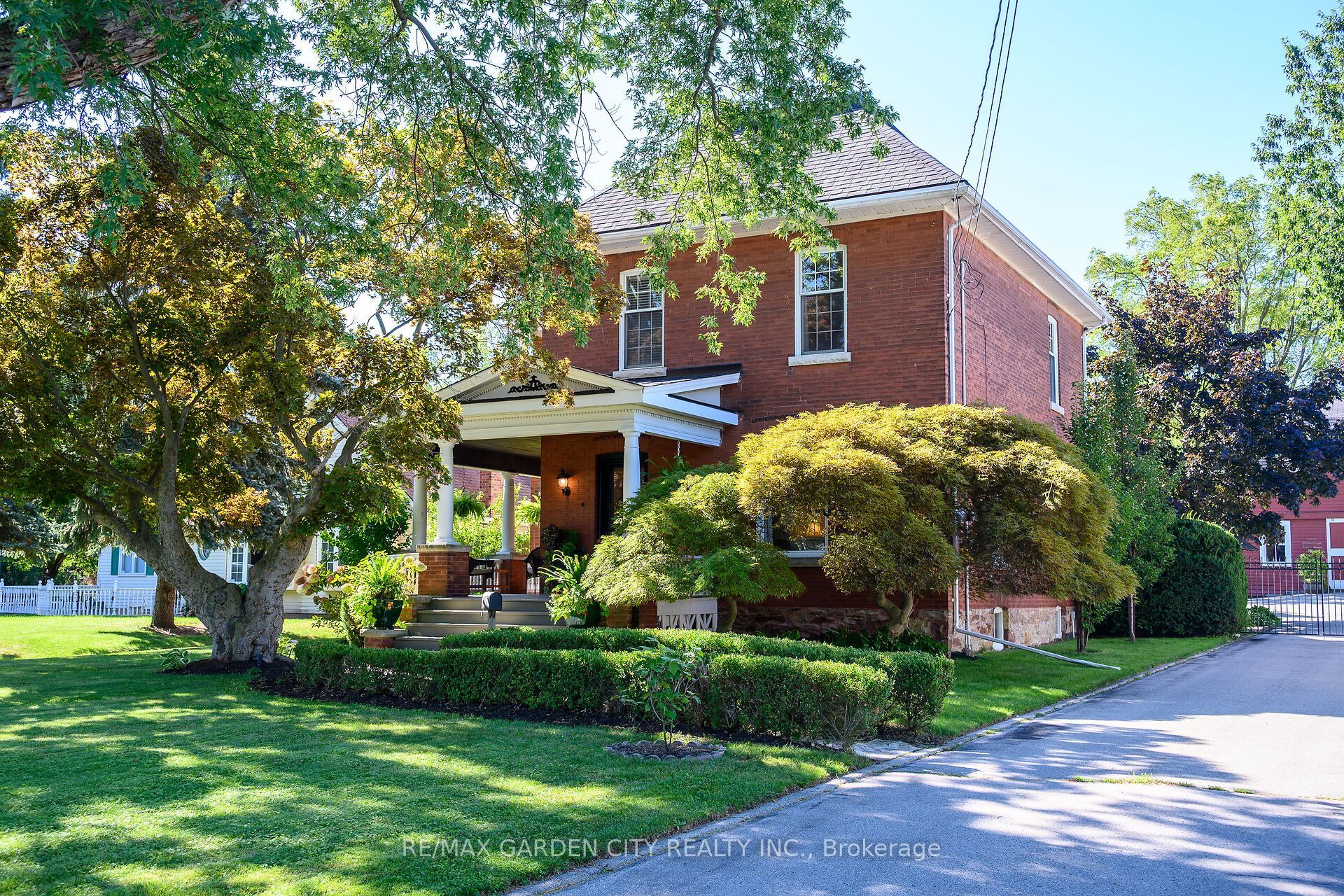 126 Main Street E, Grimsby, On L3m 1n8