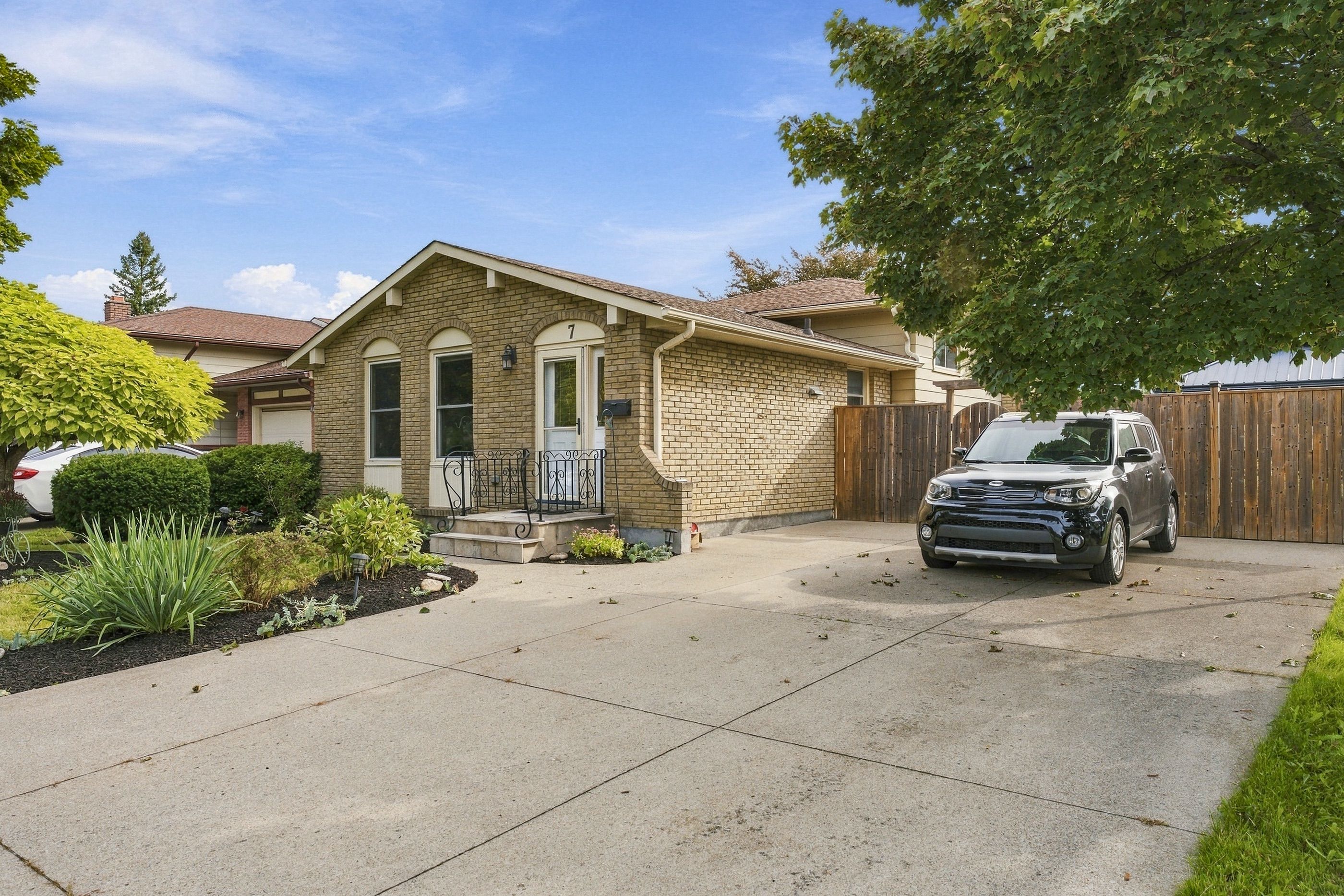 7 Roehampton Avenue, St. Catharines, On L2m 7k9