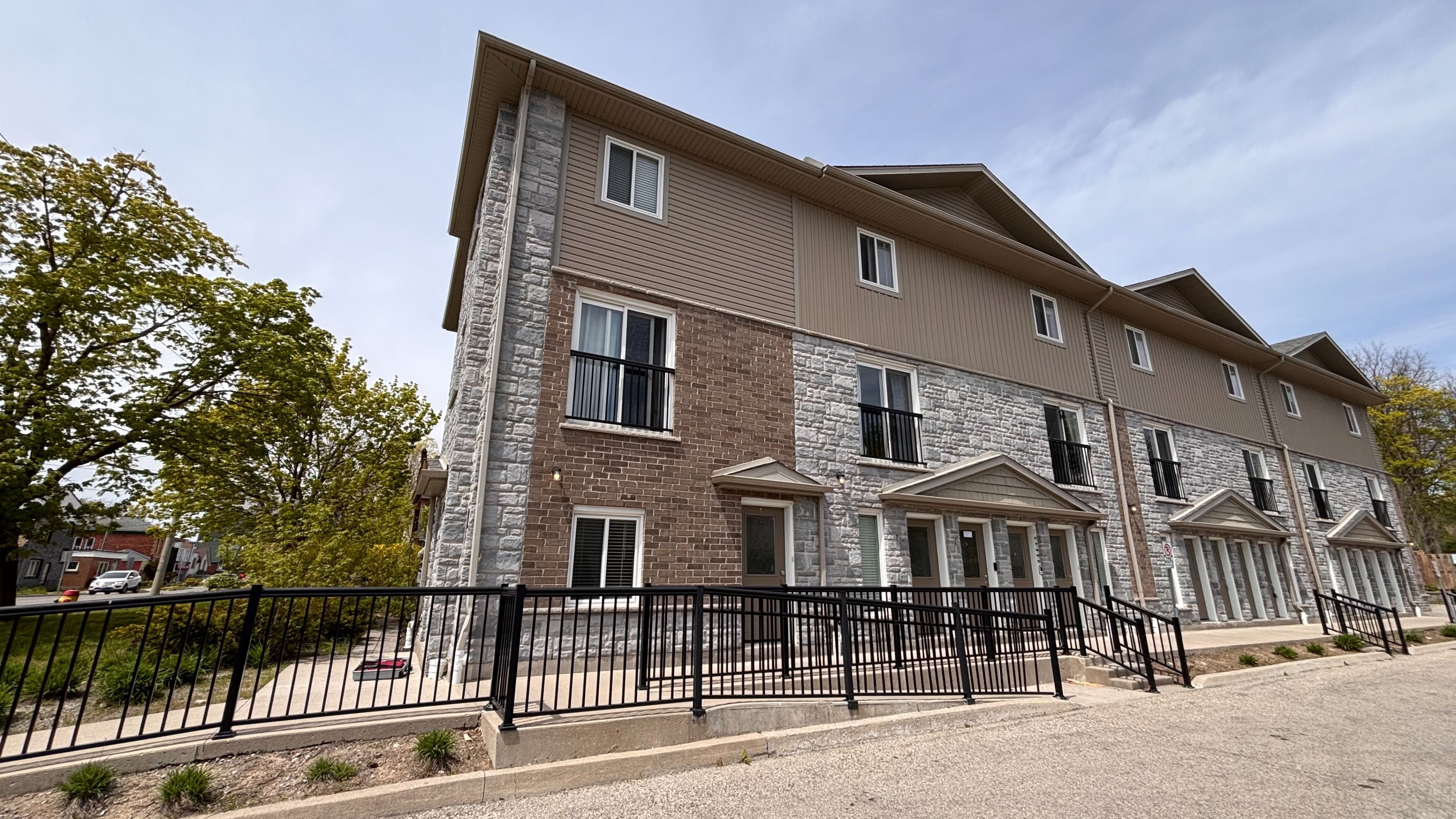 122 Courtland Avenue E 1, Kitchener, On N2h 1y9
